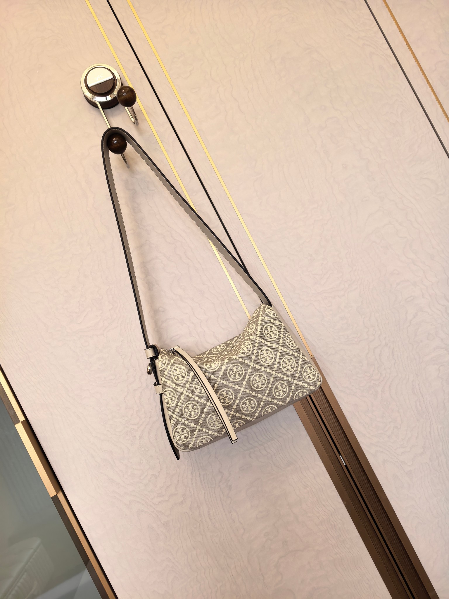 Tory Burch ～ 编号907款单肩手提包 海军蓝老花配皮