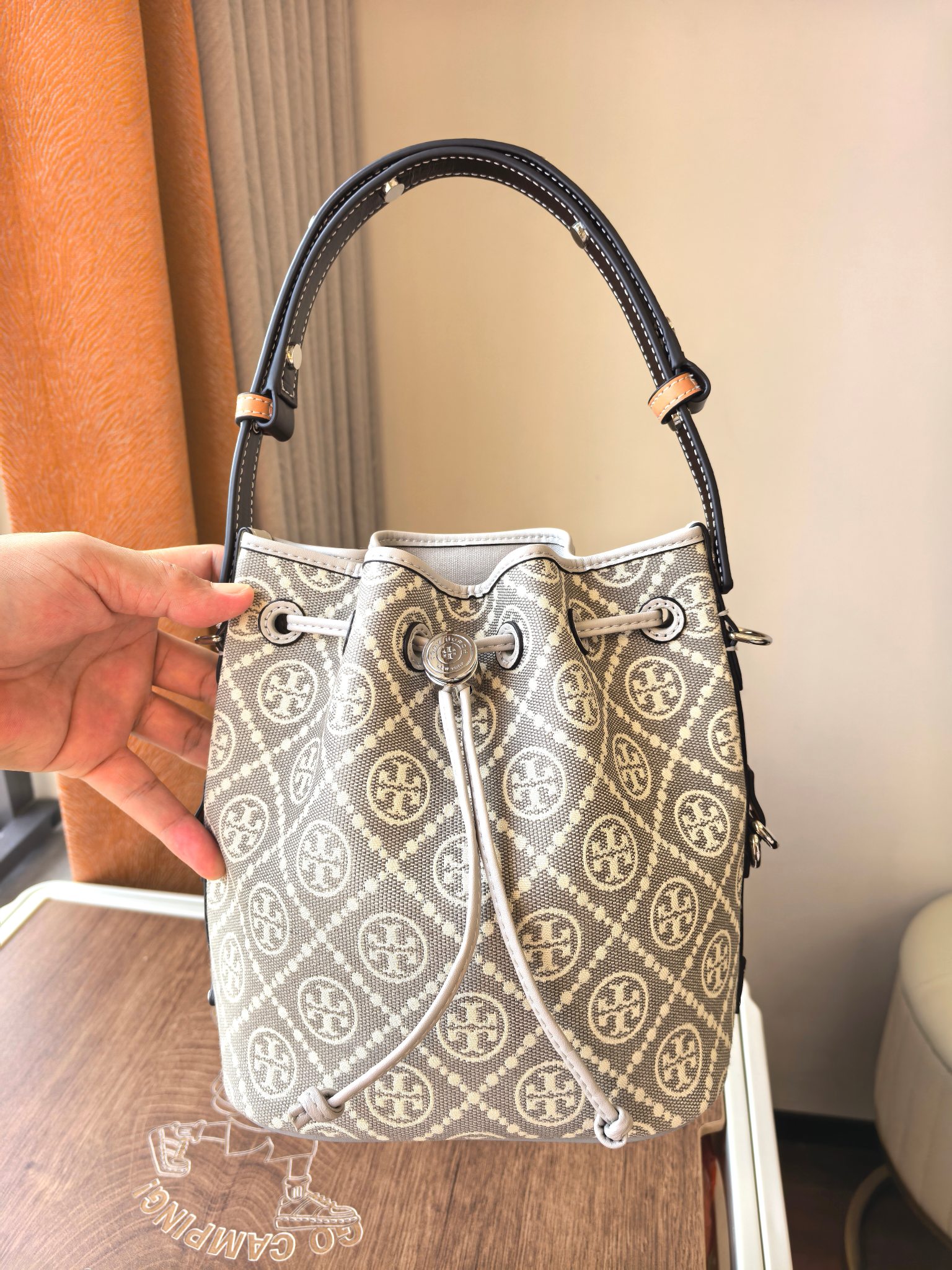 Tory Burch ToryBurch（新款1615A）老花水桶包 TMonogram图案 融合提花织物