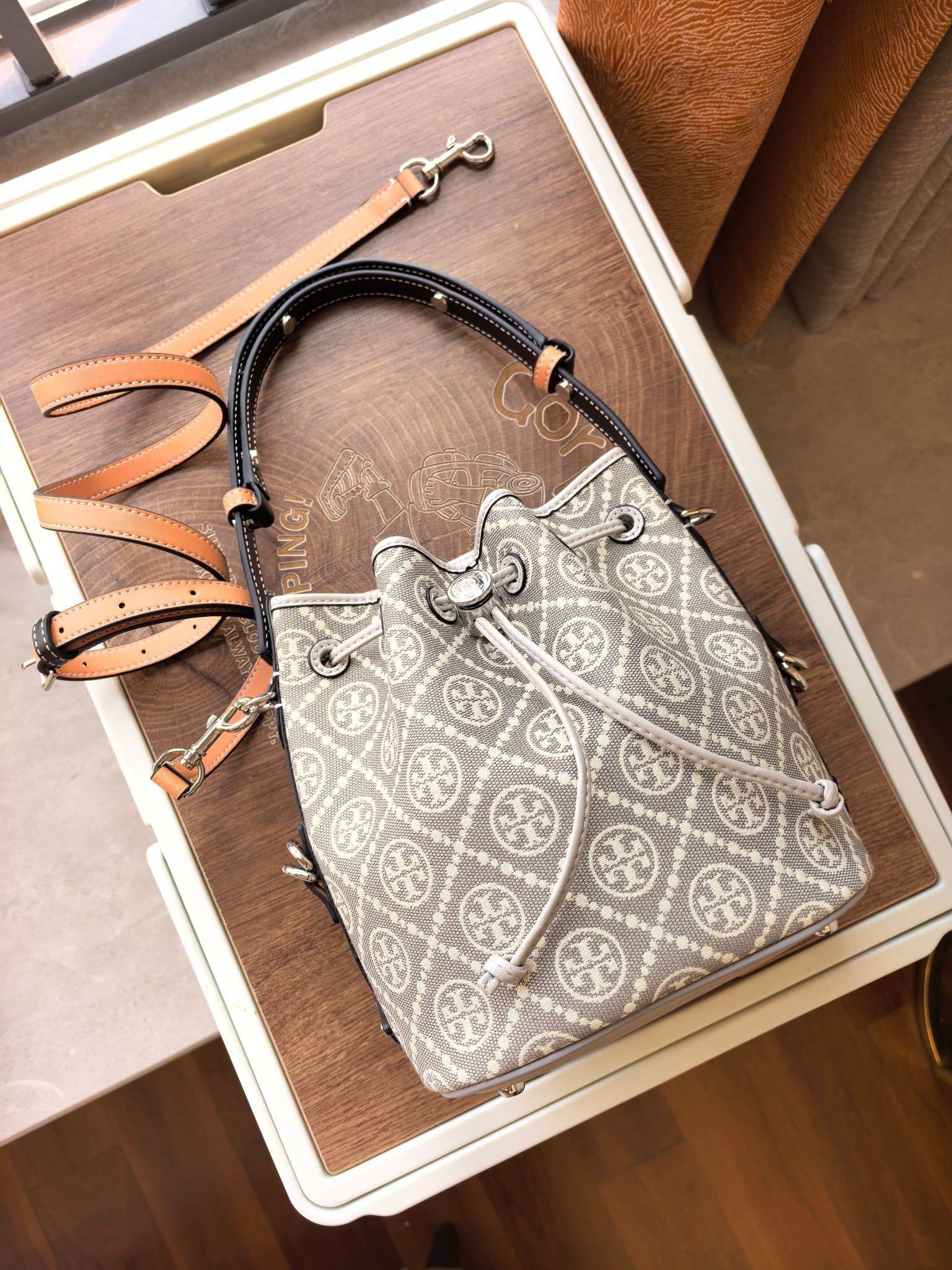 Tory Burch ToryBurch（新款1615A）老花水桶包 TMonogram图案 融合提花织物