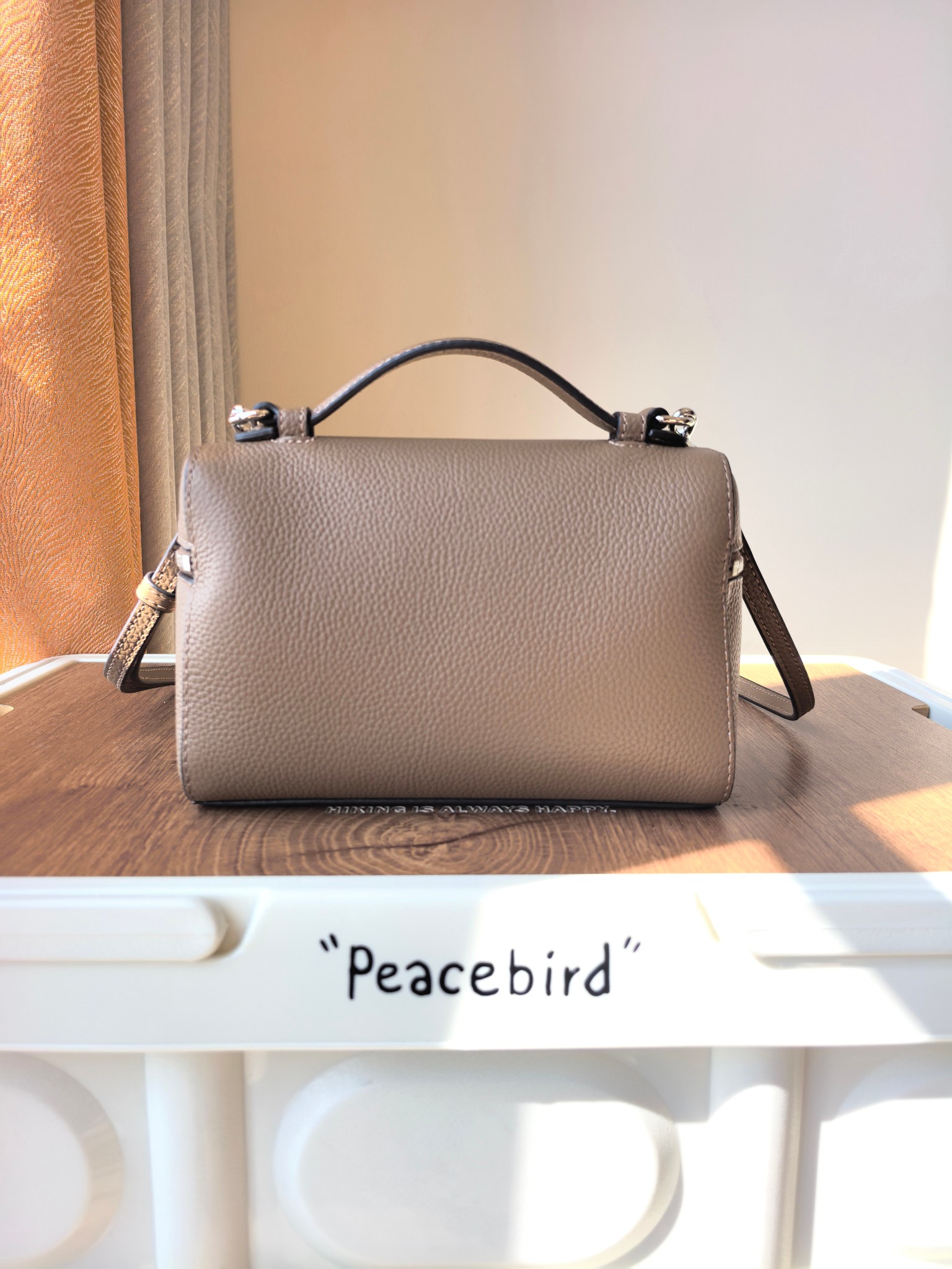 Tory Burch 1923款手提包盒子包TORY BURCH 采用黑色荔枝纹皮质 带有金色金属装饰和手提设计