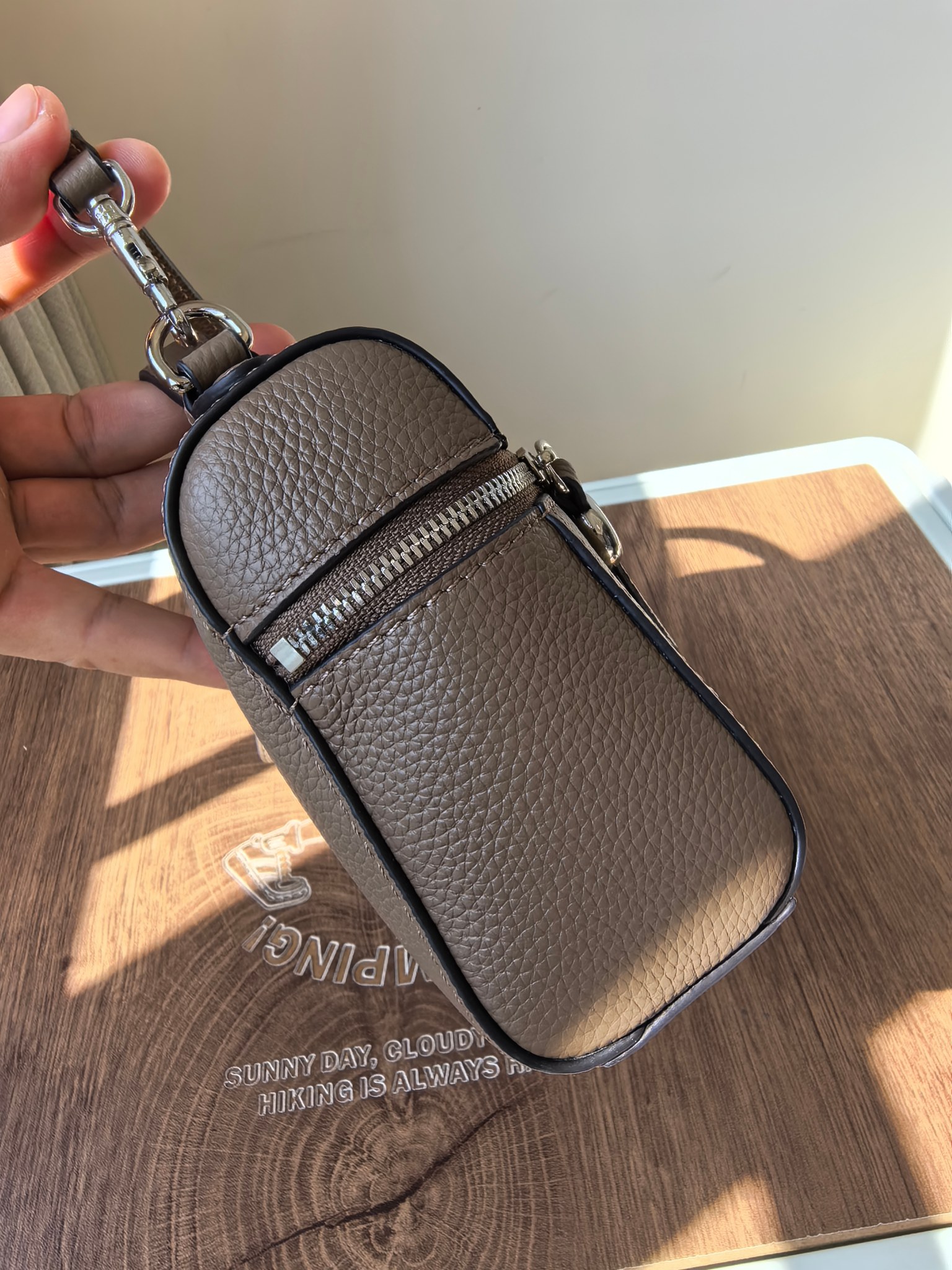 Tory Burch 1923款手提包盒子包TORY BURCH 采用黑色荔枝纹皮质 带有金色金属装饰和手提设计