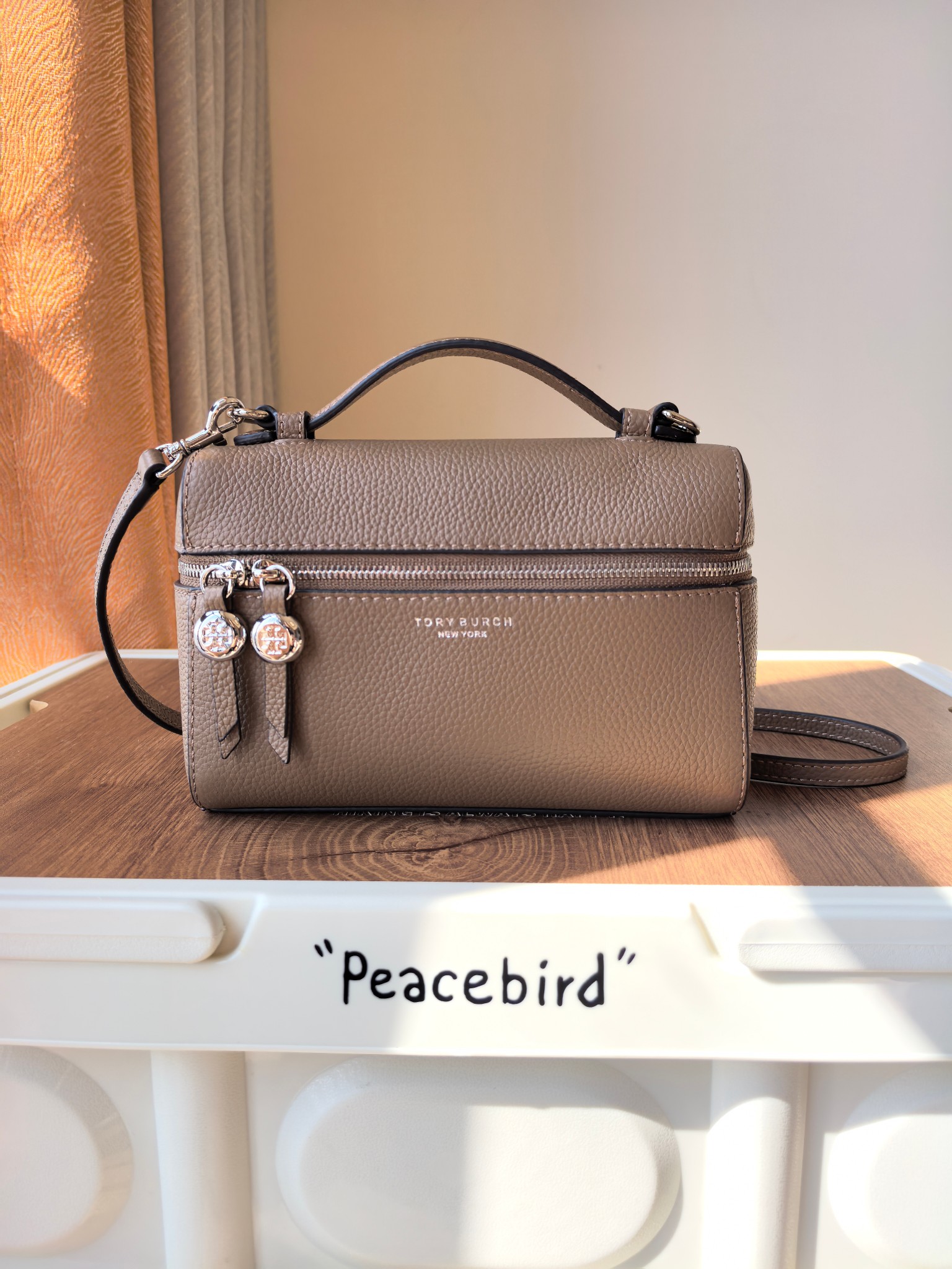 Tory Burch 1923款手提包盒子包TORY BURCH 采用黑色荔枝纹皮质 带有金色金属装饰和手提设计