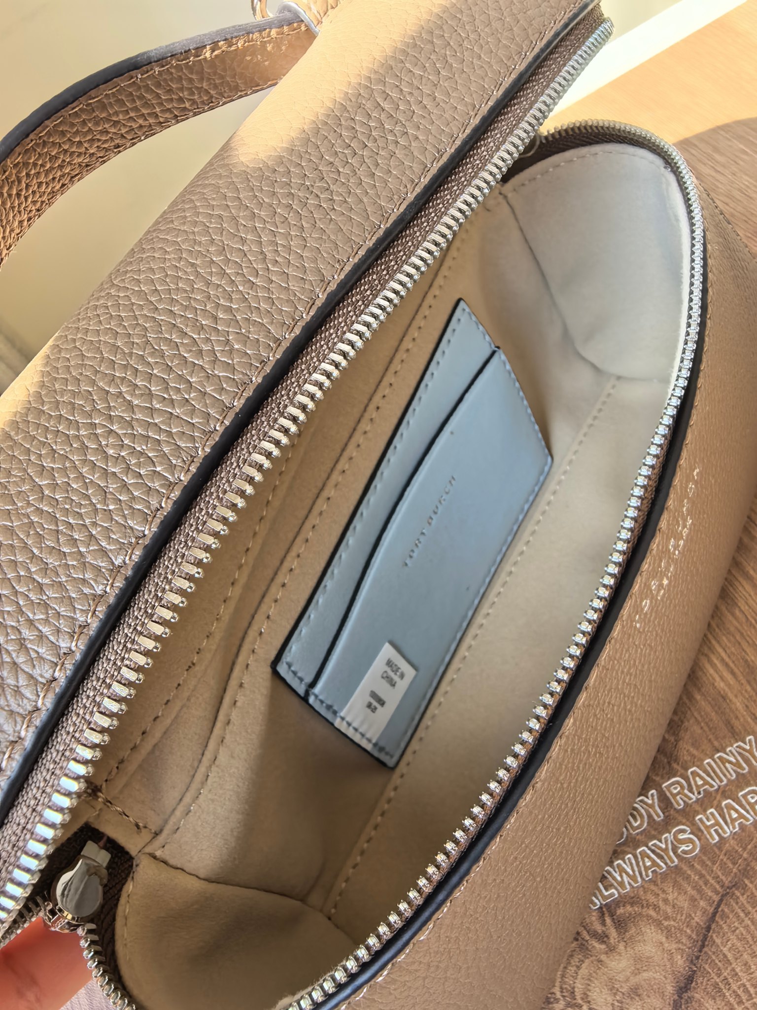 Tory Burch 1923款手提包盒子包TORY BURCH 采用黑色荔枝纹皮质 带有金色金属装饰和手提设计