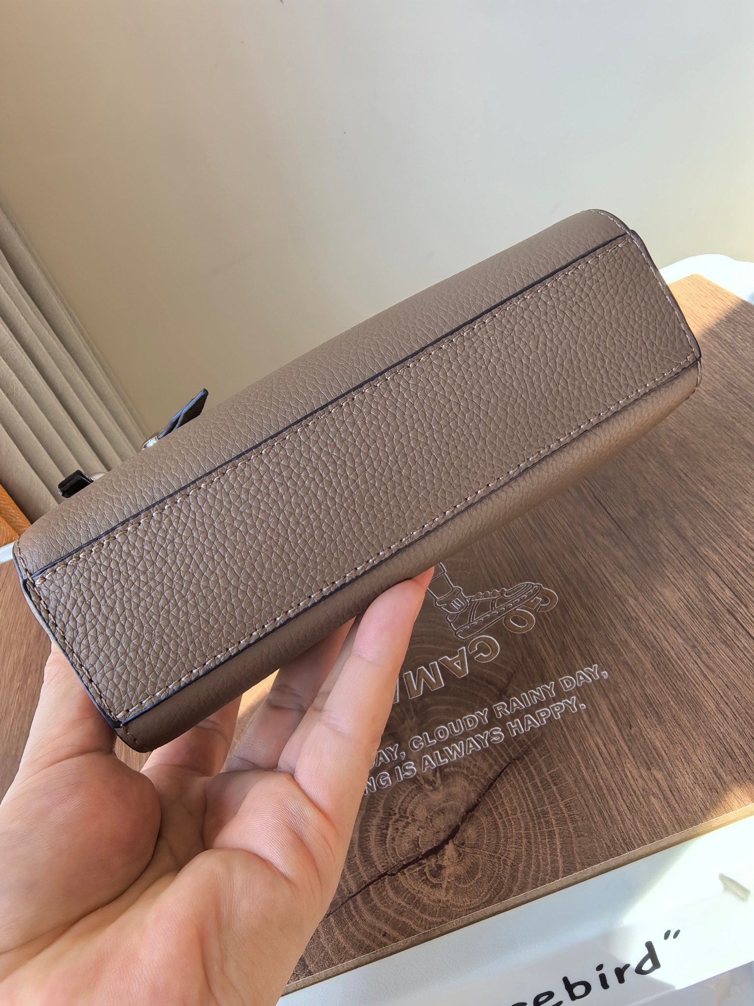 Tory Burch 1923款手提包盒子包TORY BURCH 采用黑色荔枝纹皮质 带有金色金属装饰和手提设计