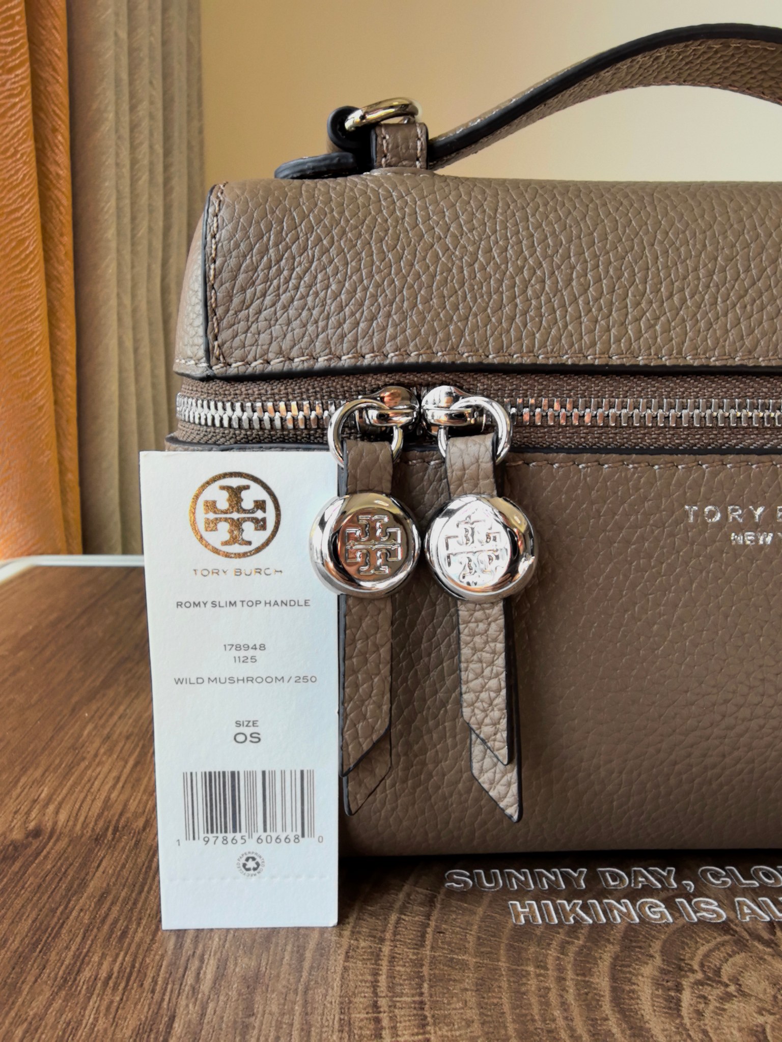Tory Burch 1923款手提包盒子包TORY BURCH 采用黑色荔枝纹皮质 带有金色金属装饰和手提设计