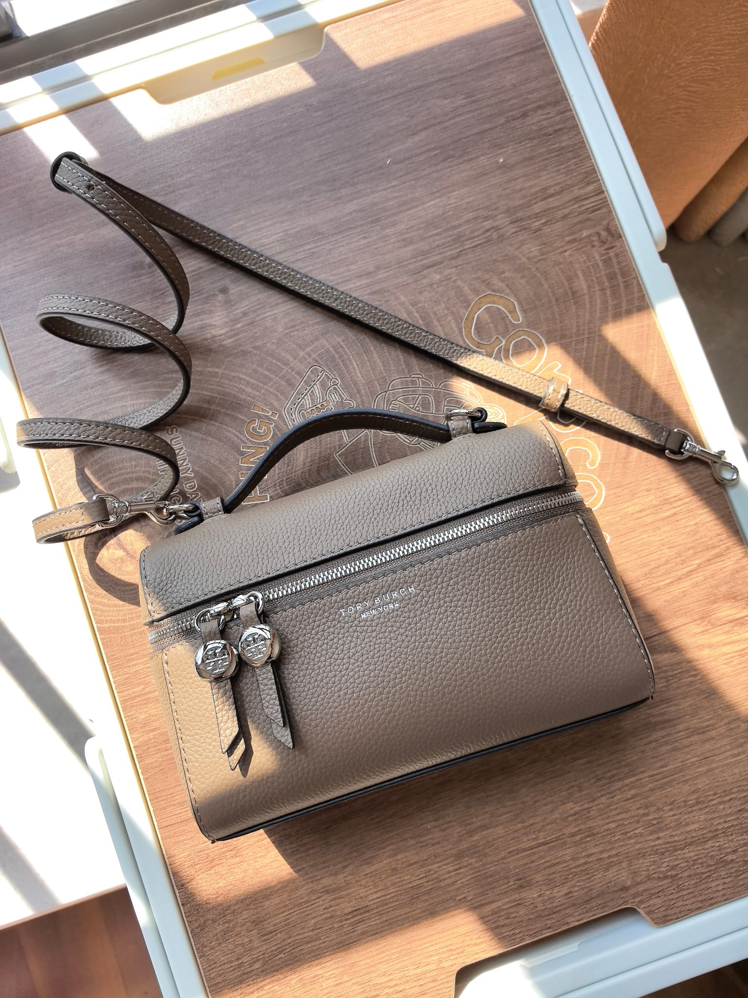 Tory Burch 1923款手提包盒子包TORY BURCH 采用黑色荔枝纹皮质 带有金色金属装饰和手提设计