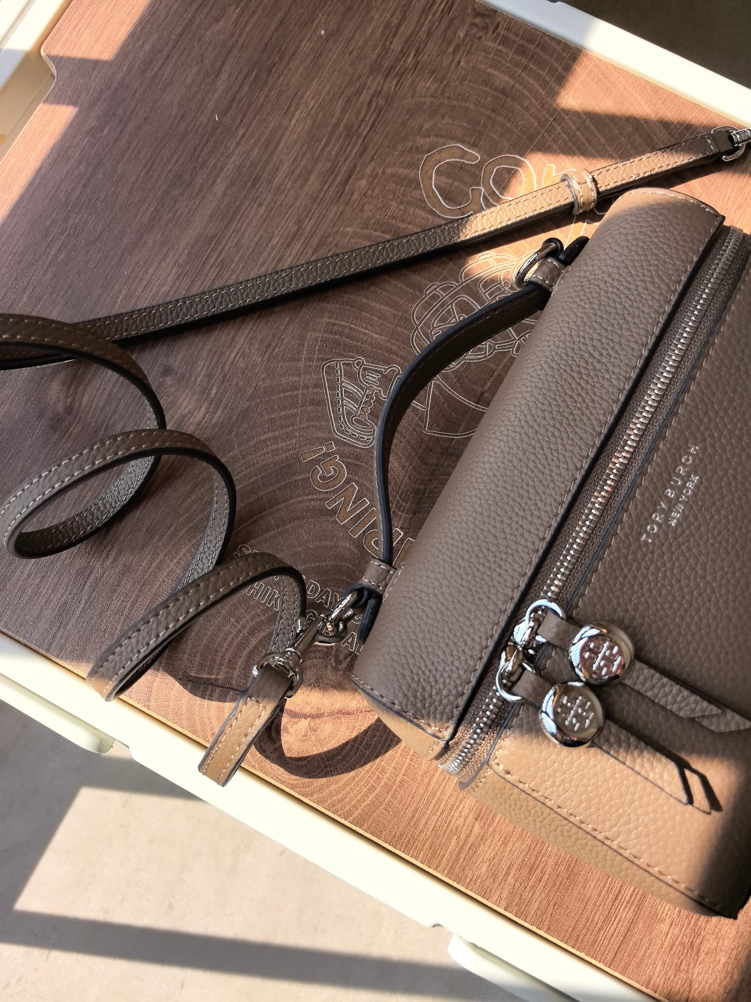 Tory Burch 1923款手提包盒子包TORY BURCH 采用黑色荔枝纹皮质 带有金色金属装饰和手提设计