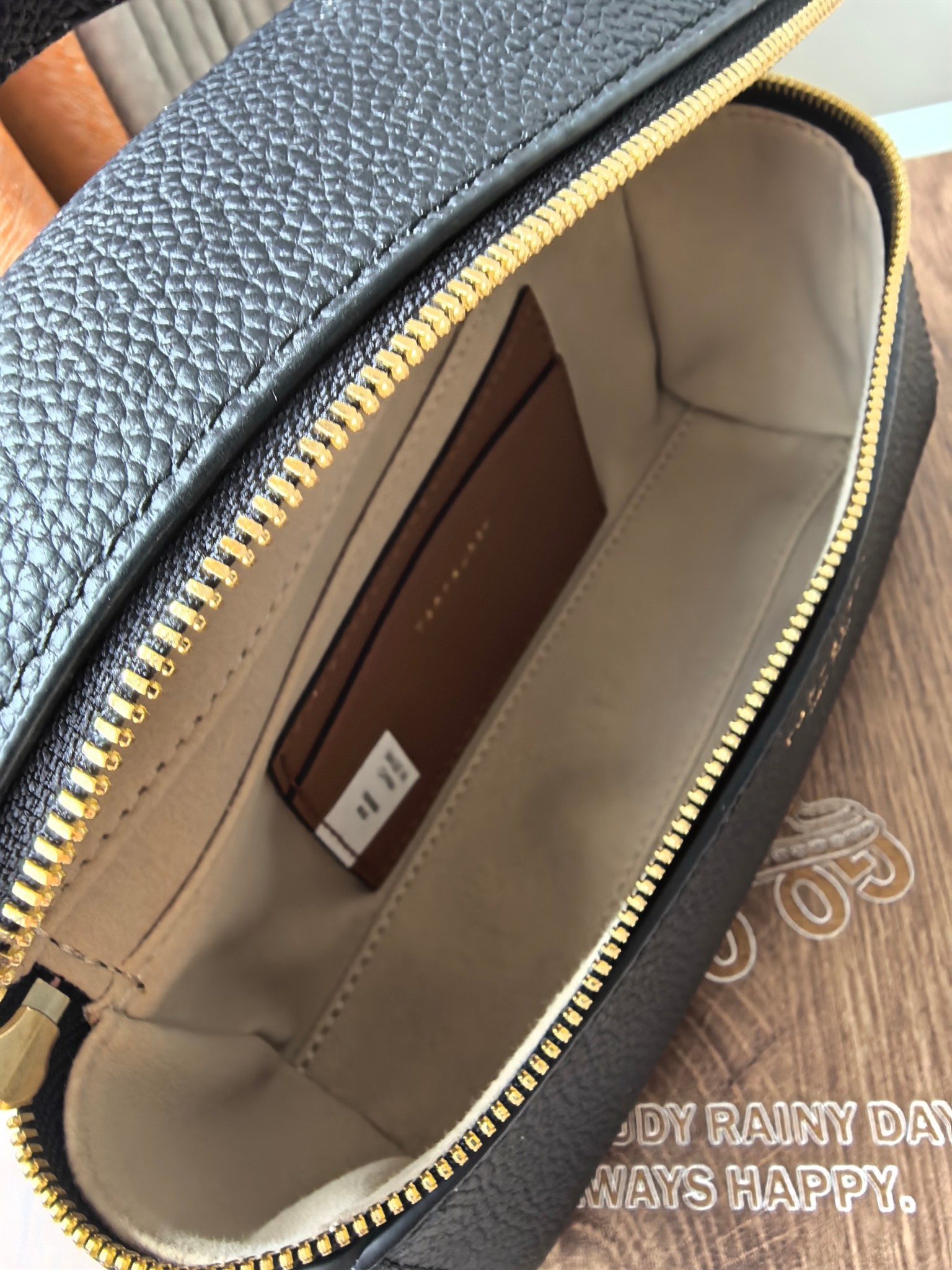 Tory Burch 1923款手提包盒子包TORY BURCH 采用黑色荔枝纹皮质 带有金色金属装饰和手提设计