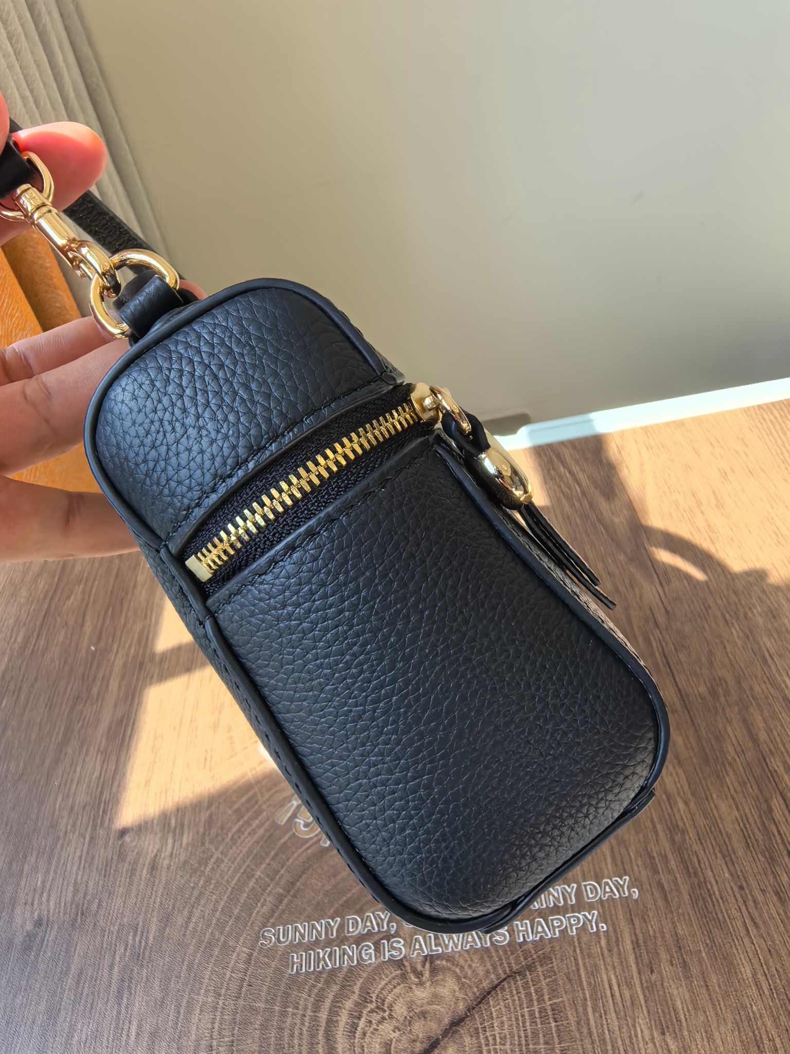 Tory Burch 1923款手提包盒子包TORY BURCH 采用黑色荔枝纹皮质 带有金色金属装饰和手提设计