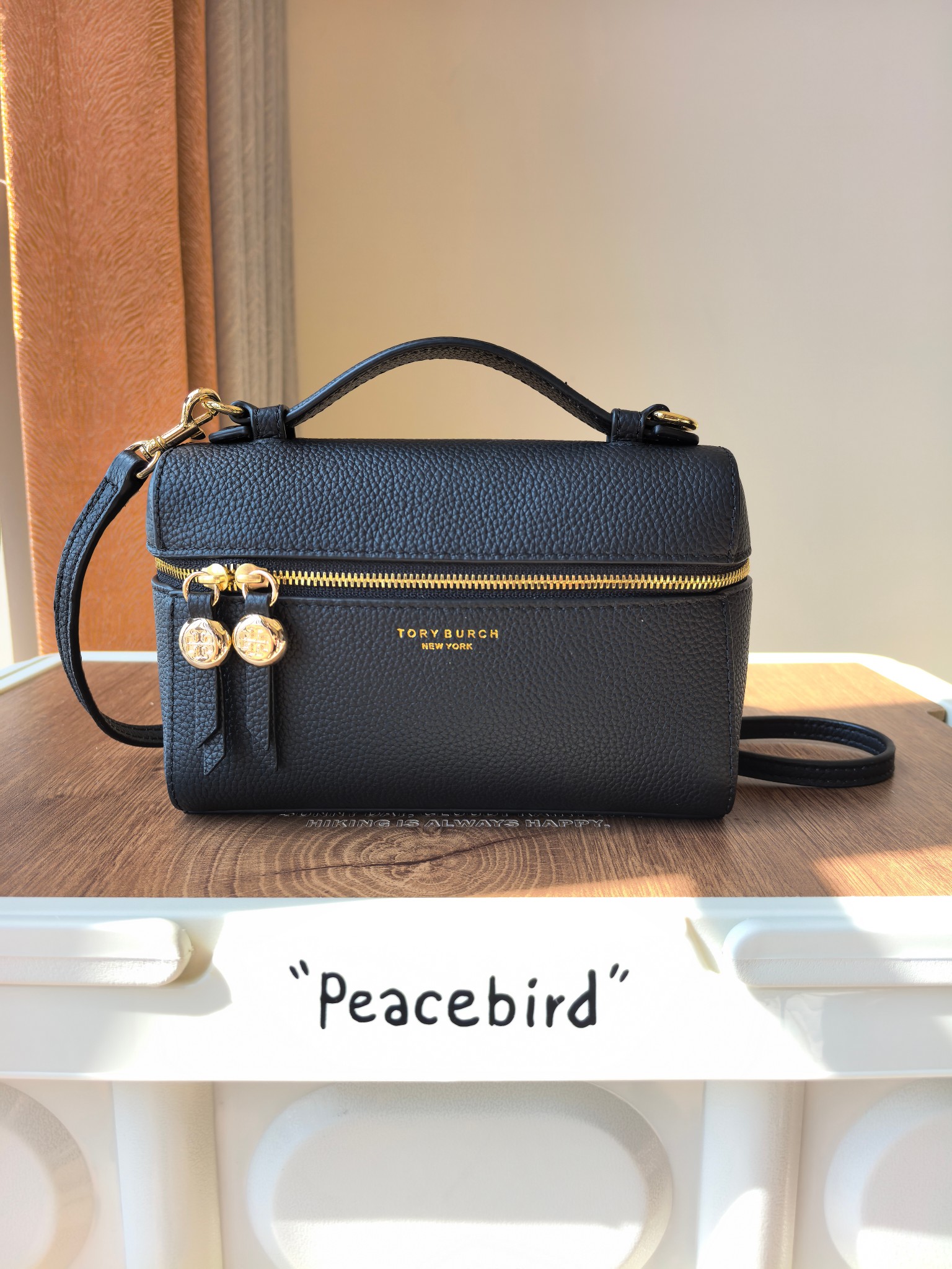 Tory Burch 1923款手提包盒子包TORY BURCH 采用黑色荔枝纹皮质 带有金色金属装饰和手提设计