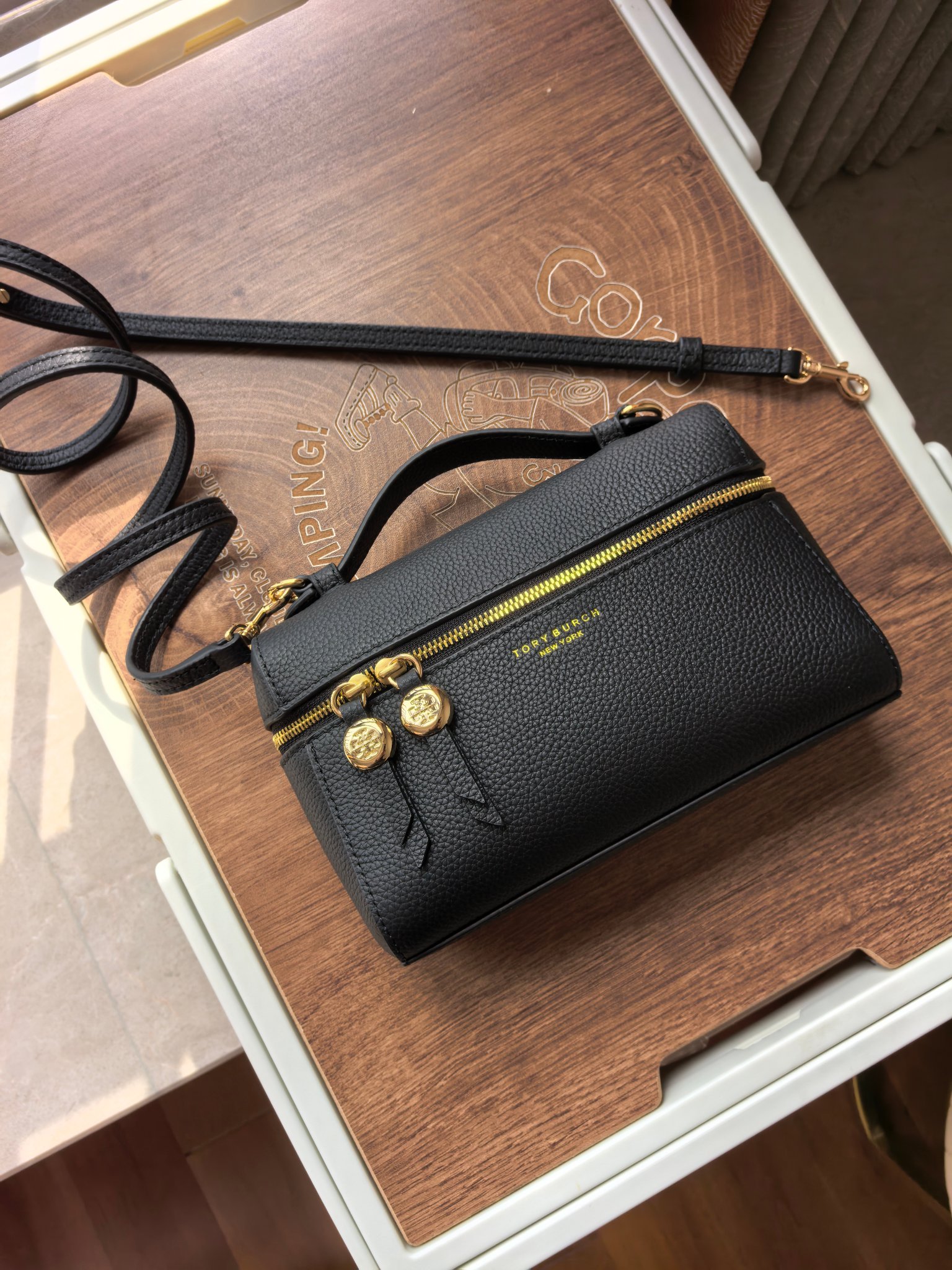 Tory Burch 1923款手提包盒子包TORY BURCH 采用黑色荔枝纹皮质 带有金色金属装饰和手提设计