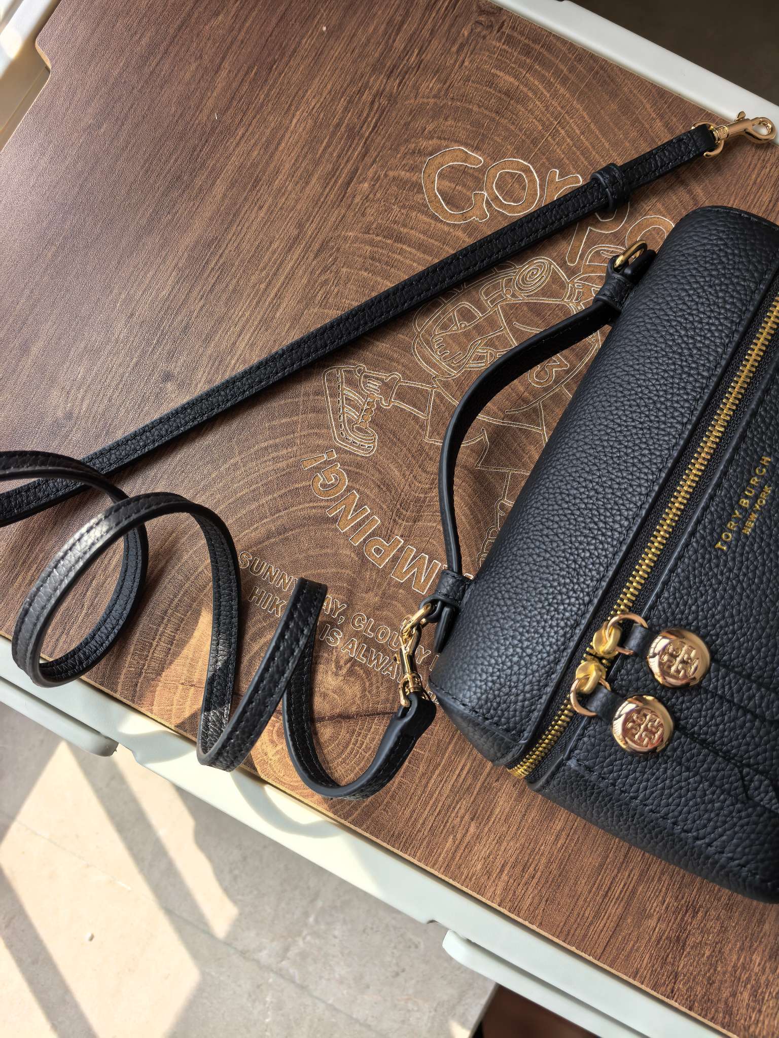 Tory Burch 1923款手提包盒子包TORY BURCH 采用黑色荔枝纹皮质 带有金色金属装饰和手提设计