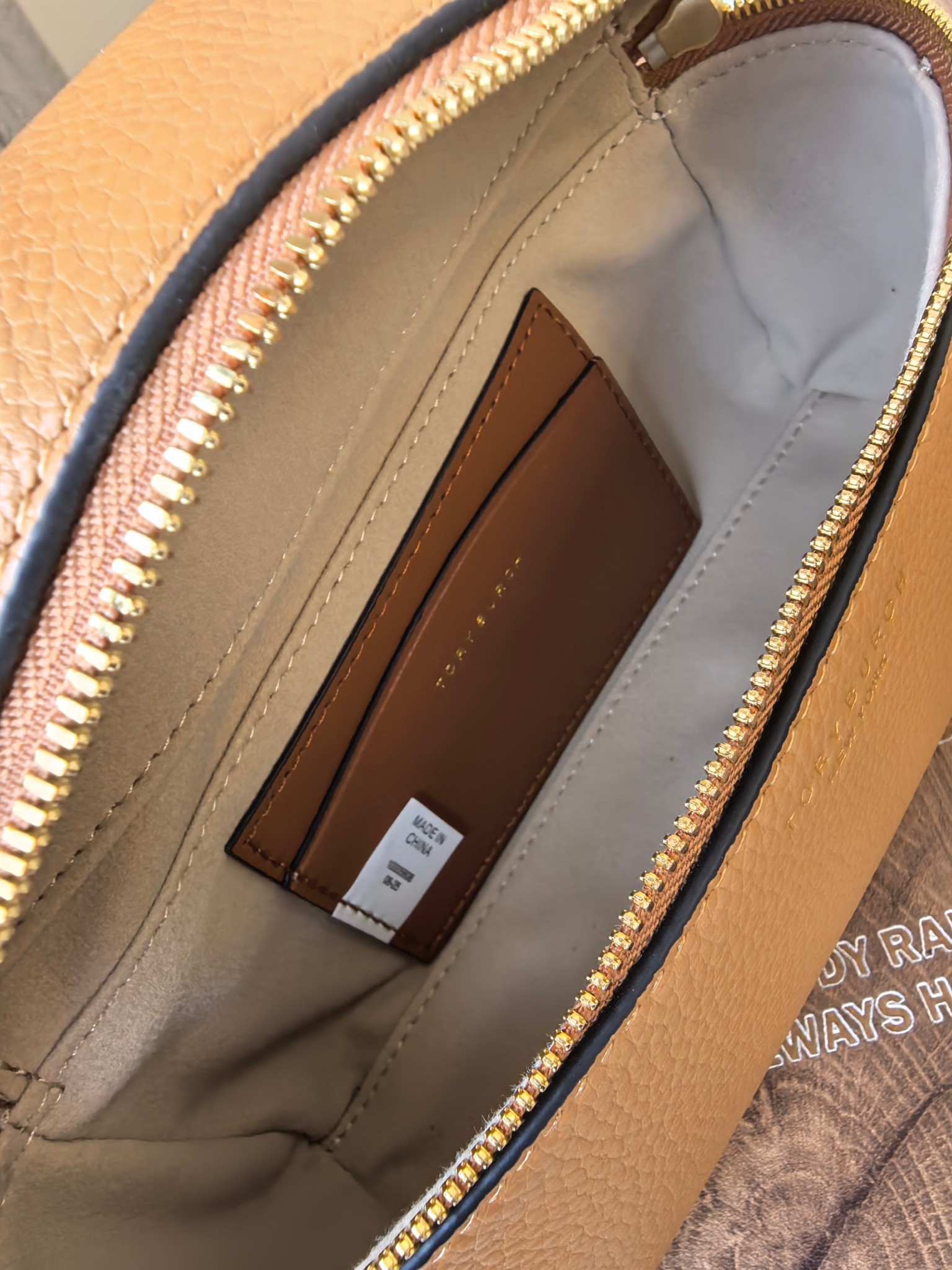 Tory Burch 1923款手提包盒子包TORY BURCH 采用黑色荔枝纹皮质 带有金色金属装饰和手提设计