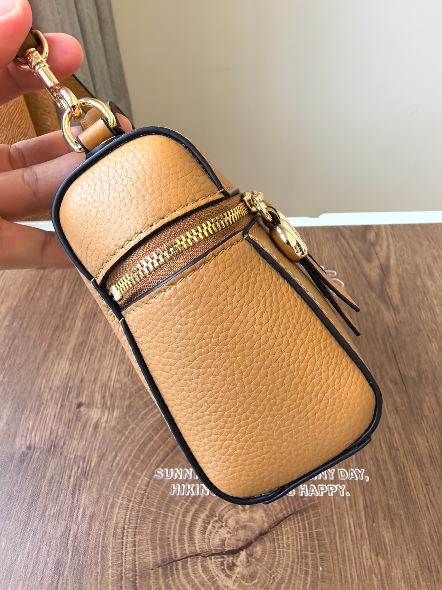 Tory Burch 1923款手提包盒子包TORY BURCH 采用黑色荔枝纹皮质 带有金色金属装饰和手提设计