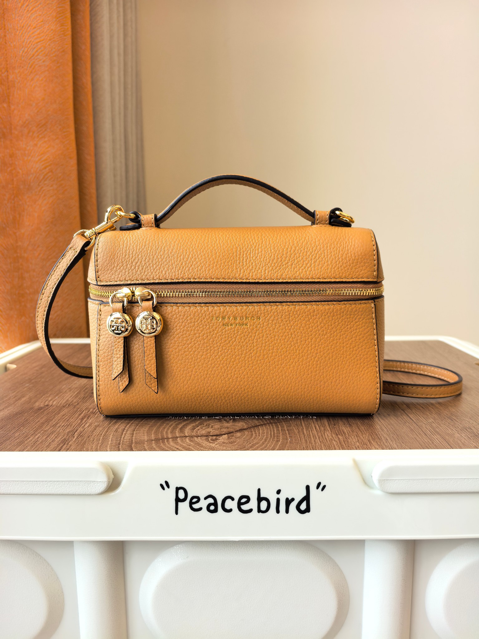 Tory Burch 1923款手提包盒子包TORY BURCH 采用黑色荔枝纹皮质 带有金色金属装饰和手提设计