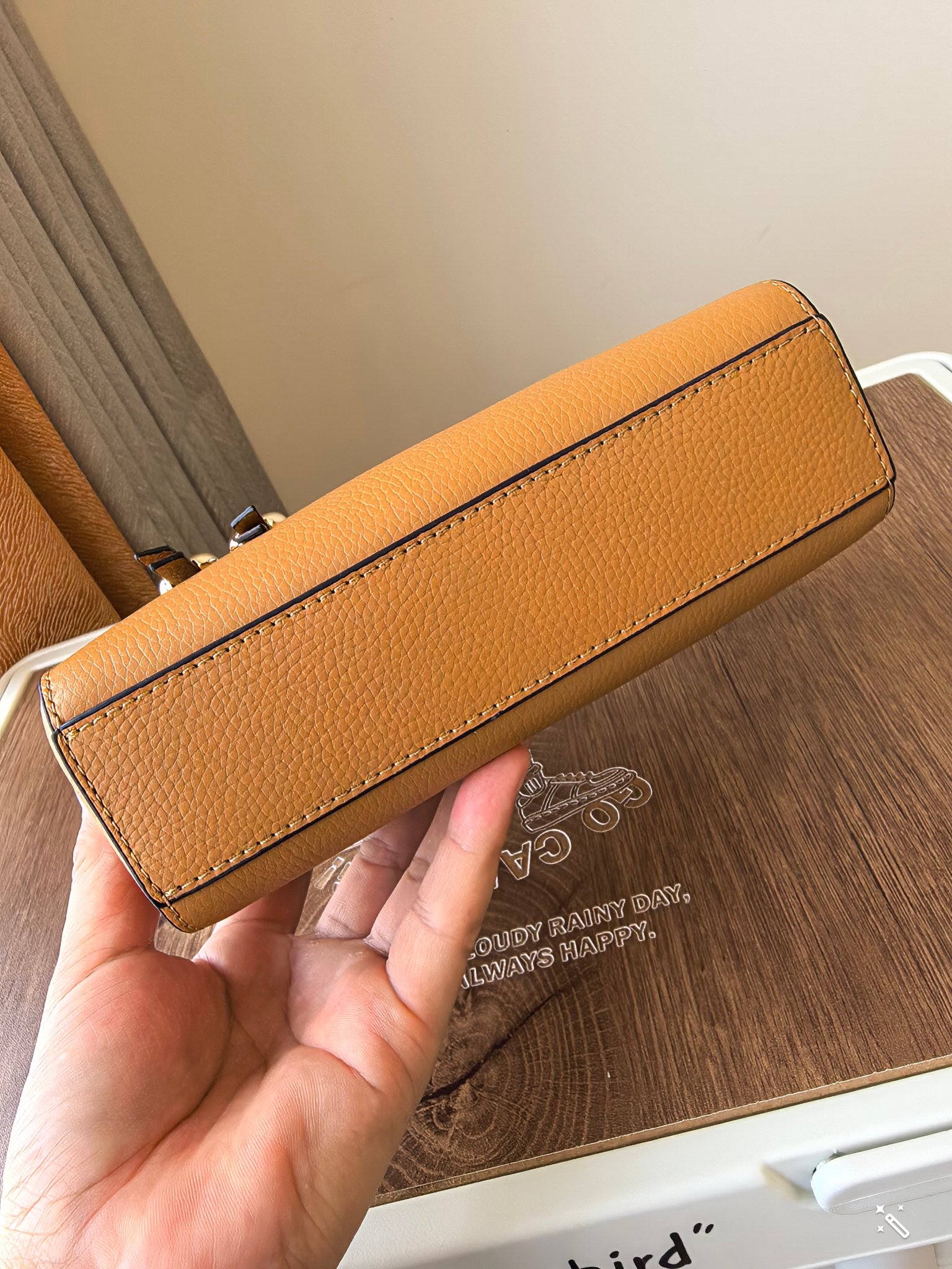 Tory Burch 1923款手提包盒子包TORY BURCH 采用黑色荔枝纹皮质 带有金色金属装饰和手提设计