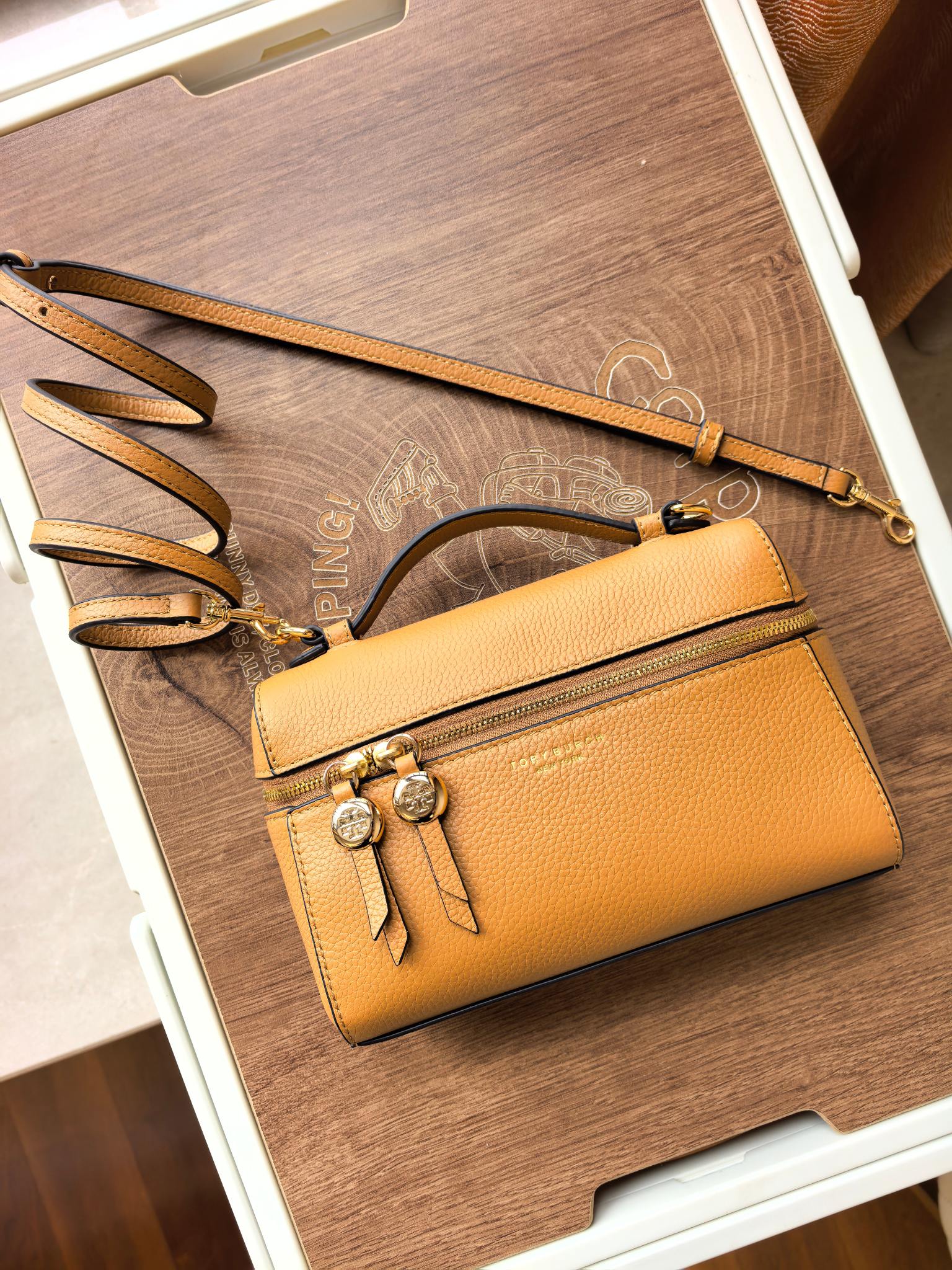 Tory Burch 1923款手提包盒子包TORY BURCH 采用黑色荔枝纹皮质 带有金色金属装饰和手提设计