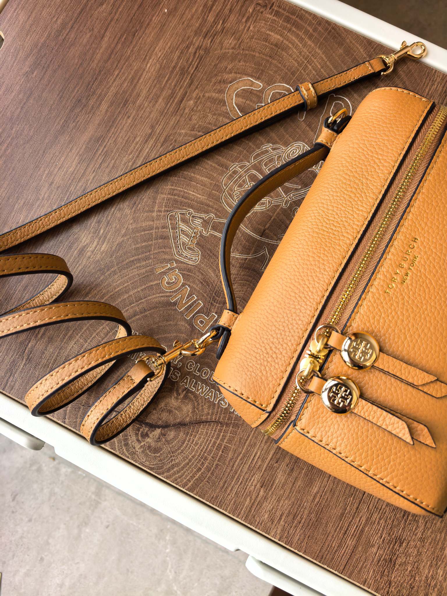 Tory Burch 1923款手提包盒子包TORY BURCH 采用黑色荔枝纹皮质 带有金色金属装饰和手提设计
