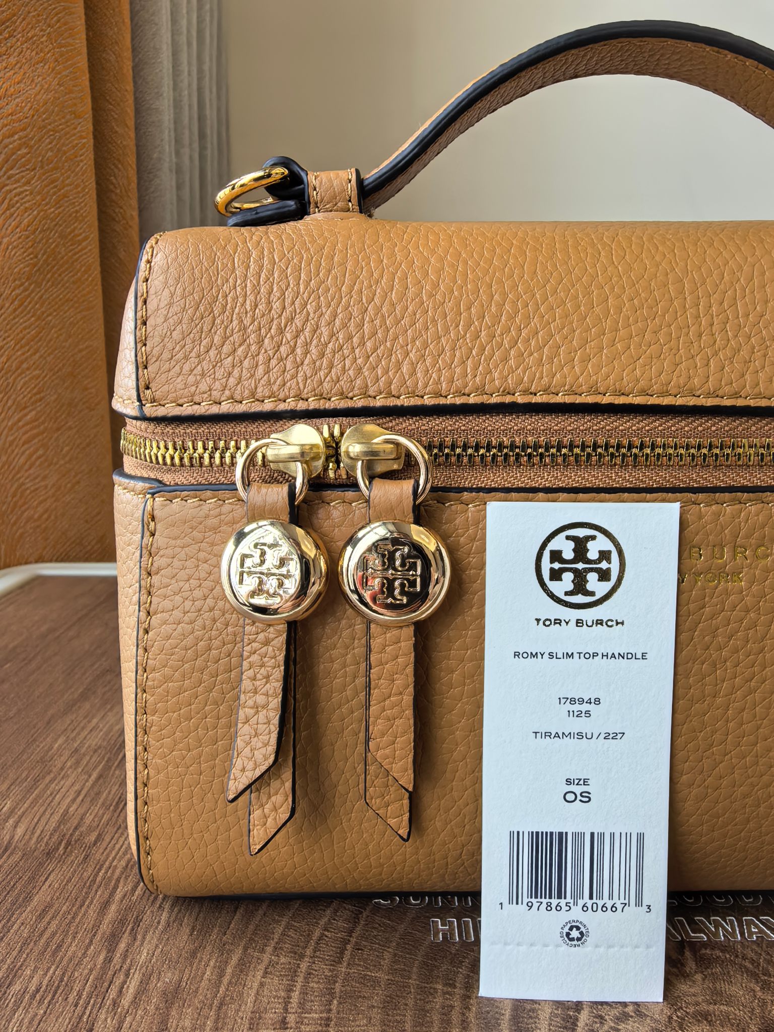 Tory Burch 1923款手提包盒子包TORY BURCH 采用黑色荔枝纹皮质 带有金色金属装饰和手提设计