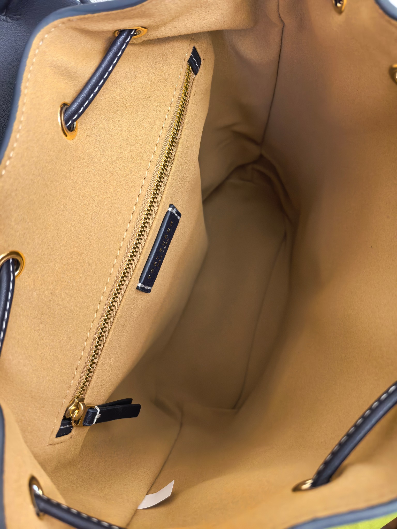 Tory Burch 编号705小包 但能装下整个世界 设计风格：采用品牌 的双T老花提花面料