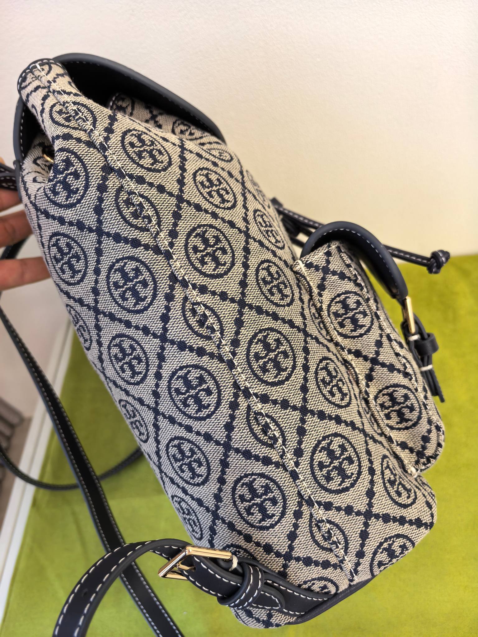 Tory Burch 编号705小包 但能装下整个世界 设计风格：采用品牌 的双T老花提花面料
