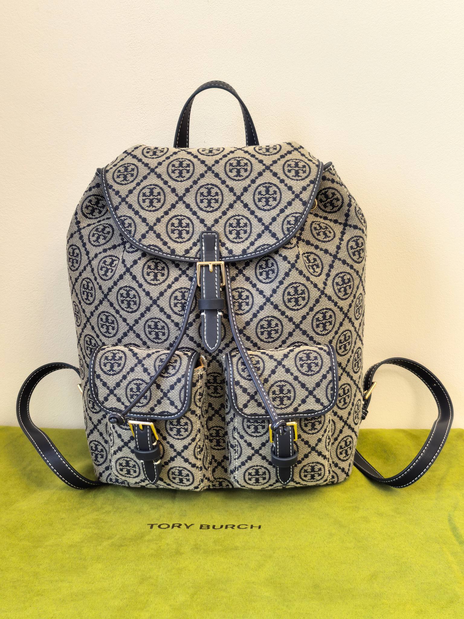 Tory Burch 编号705小包 但能装下整个世界 设计风格：采用品牌 的双T老花提花面料