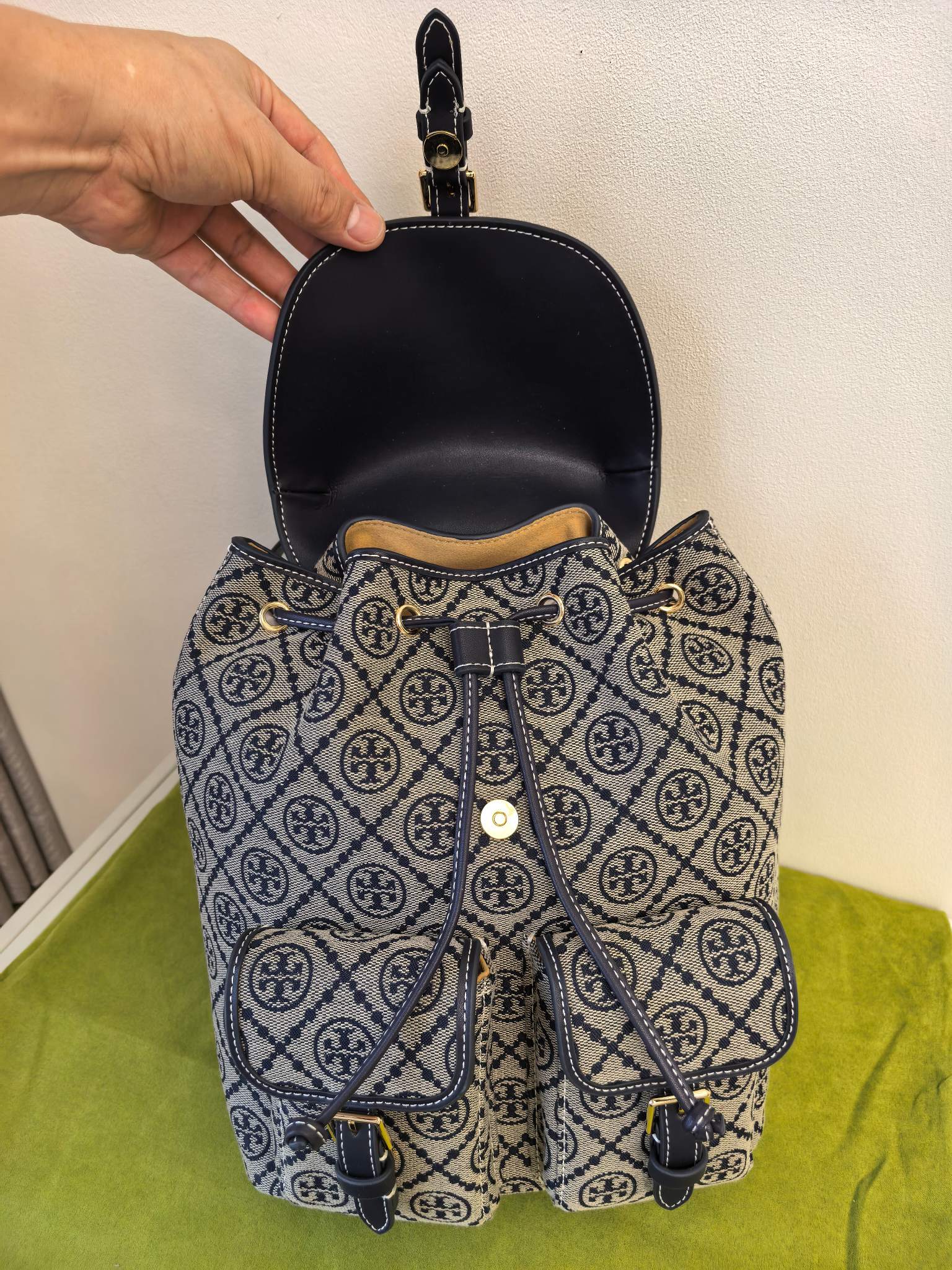 Tory Burch 编号705小包 但能装下整个世界 设计风格：采用品牌 的双T老花提花面料