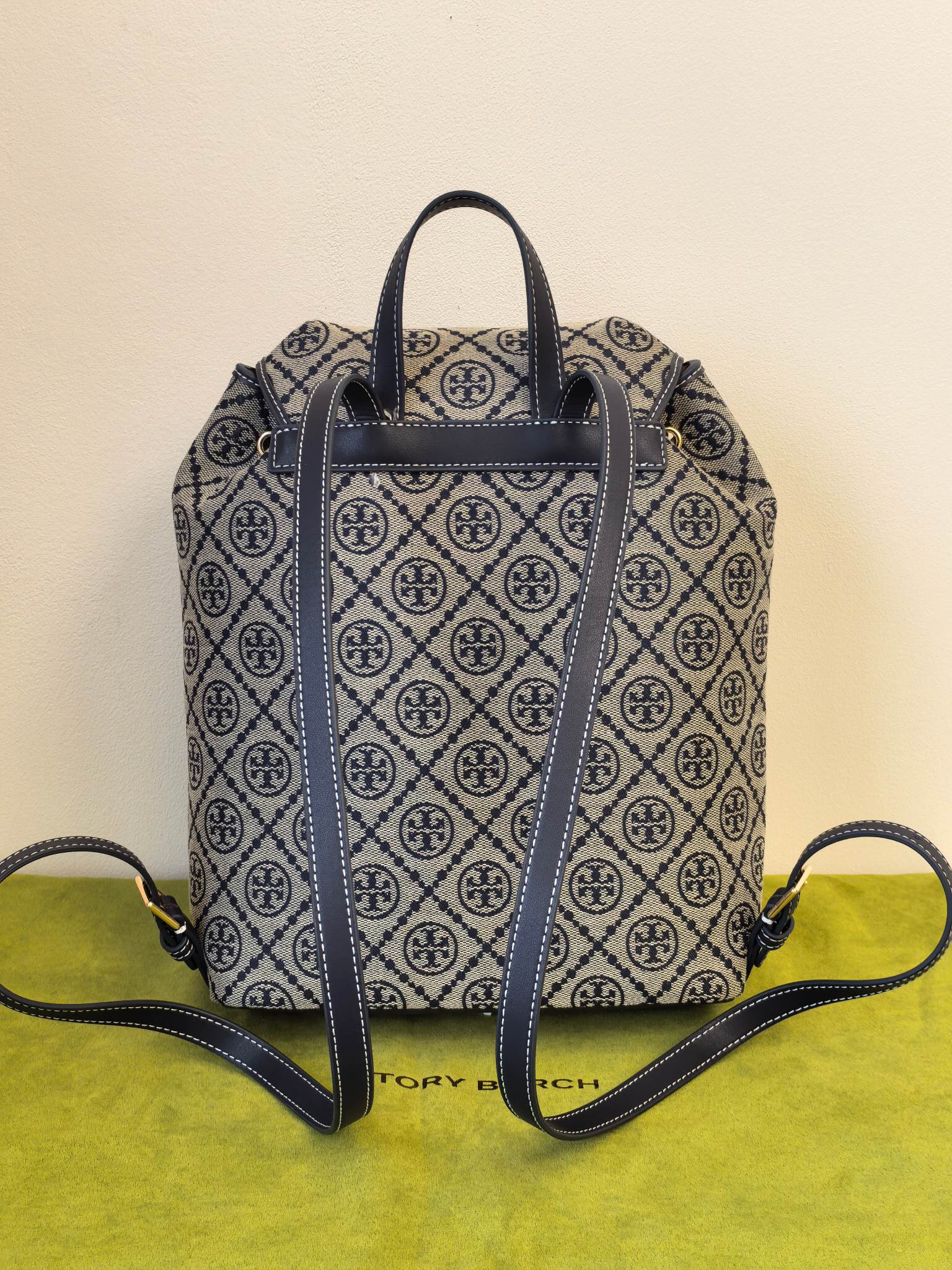 Tory Burch 编号705小包 但能装下整个世界 设计风格：采用品牌 的双T老花提花面料
