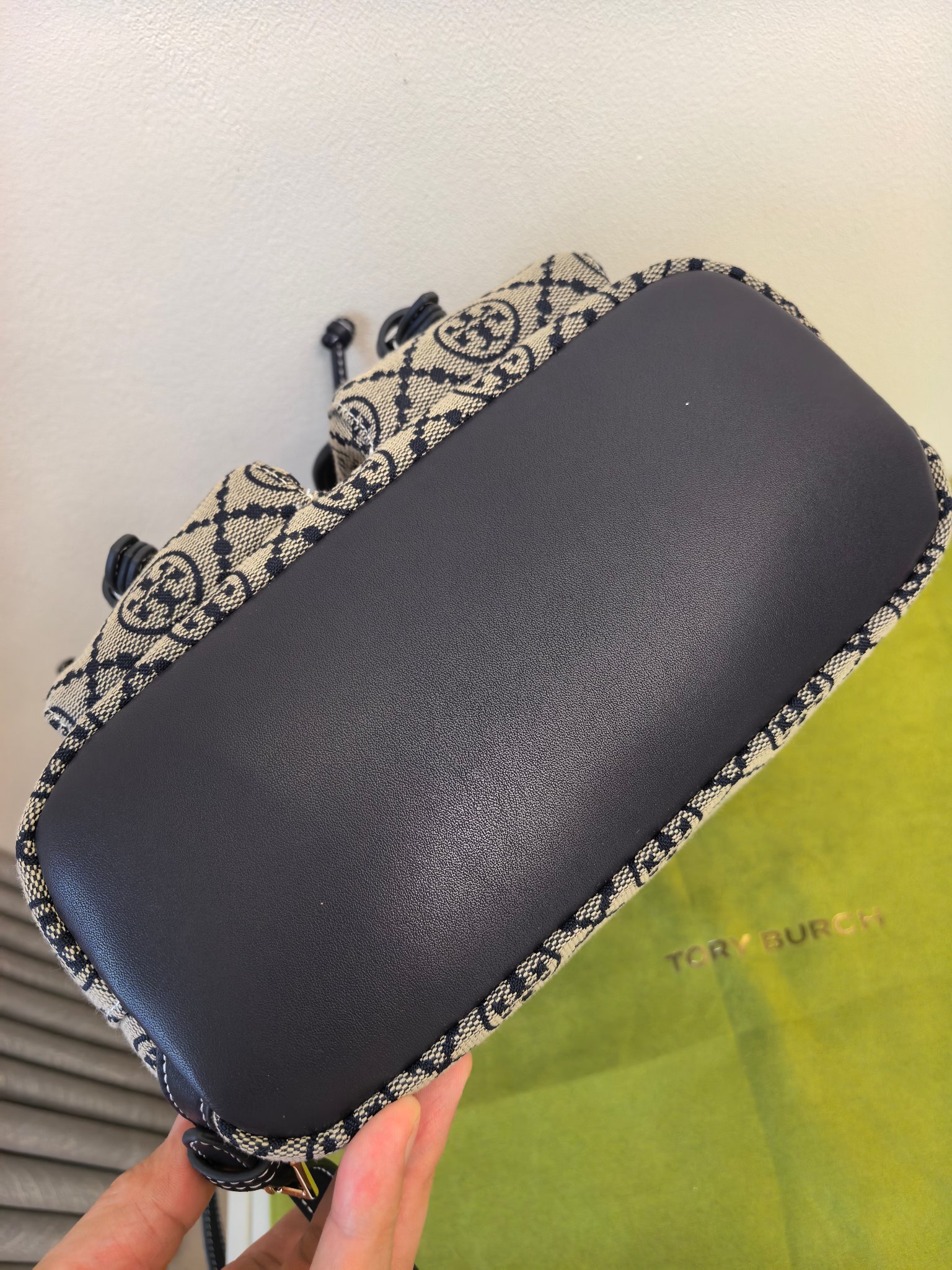 Tory Burch 编号705小包 但能装下整个世界 设计风格：采用品牌 的双T老花提花面料
