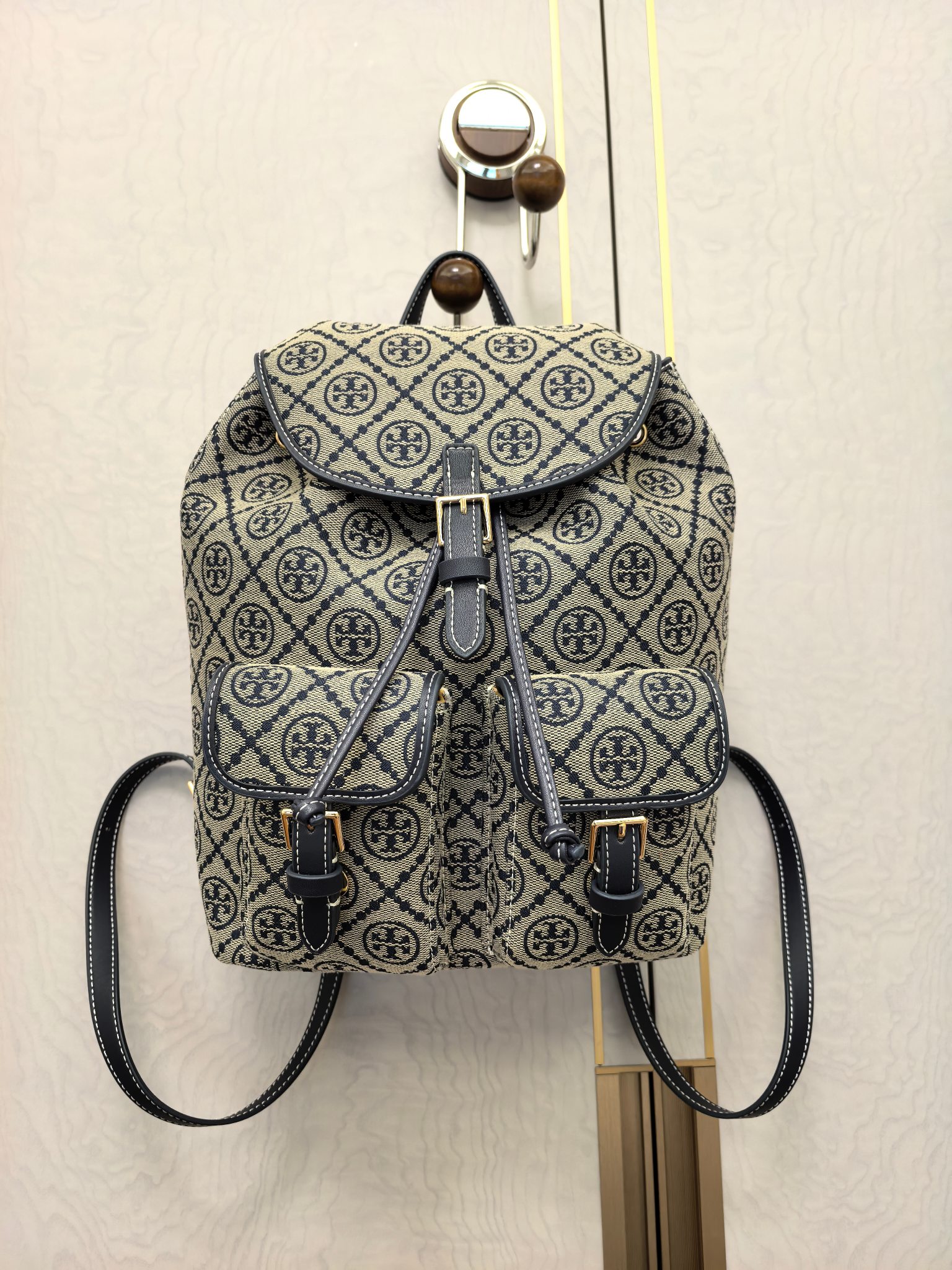 Tory Burch 编号705小包 但能装下整个世界 设计风格：采用品牌 的双T老花提花面料
