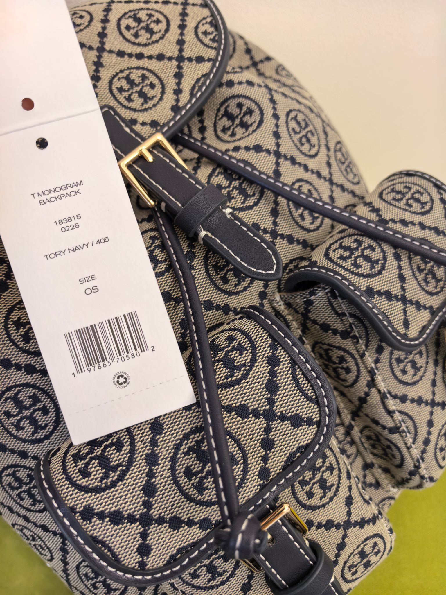 Tory Burch 编号705小包 但能装下整个世界 设计风格：采用品牌 的双T老花提花面料
