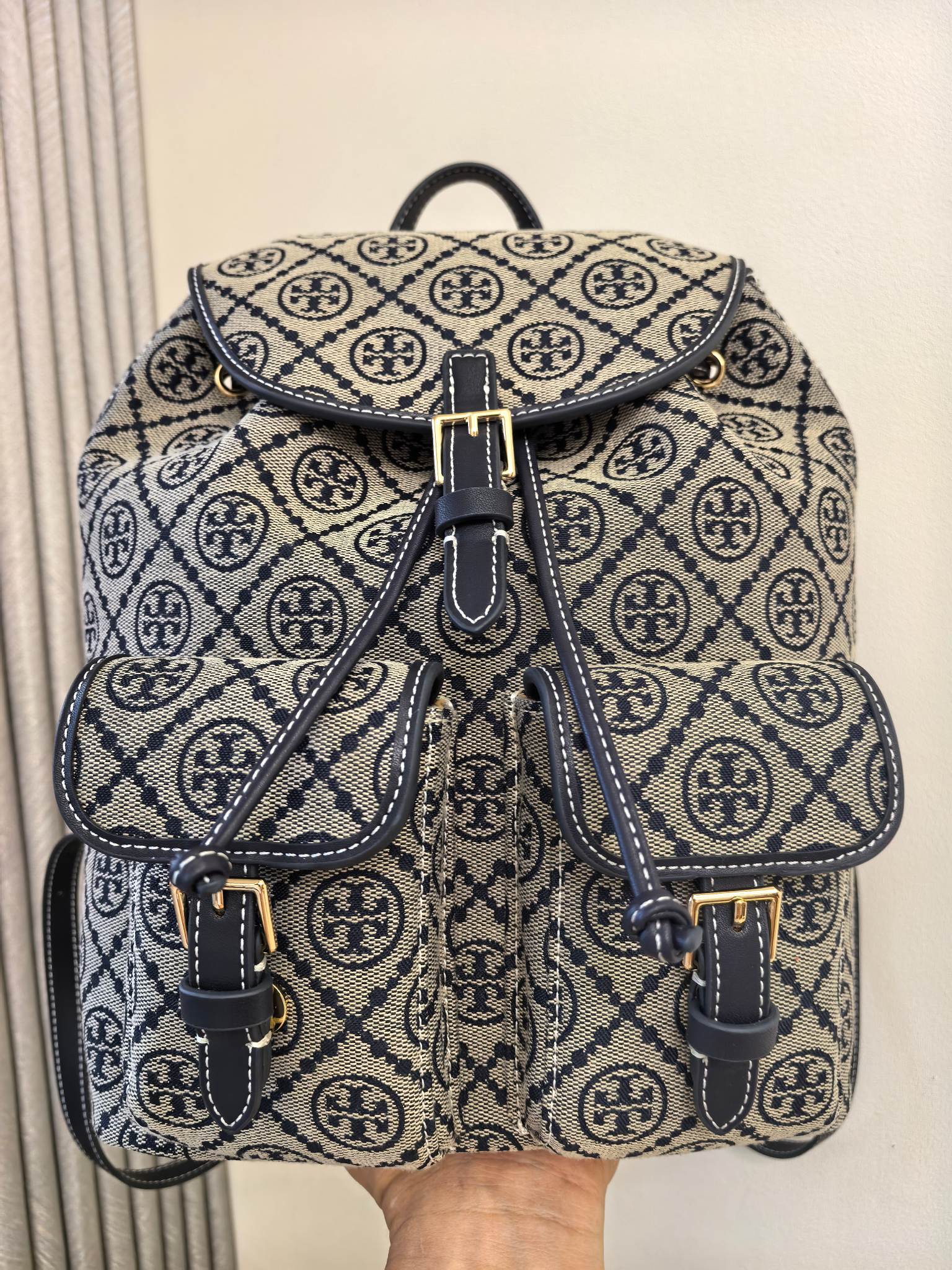 Tory Burch 编号705小包 但能装下整个世界 设计风格：采用品牌 的双T老花提花面料
