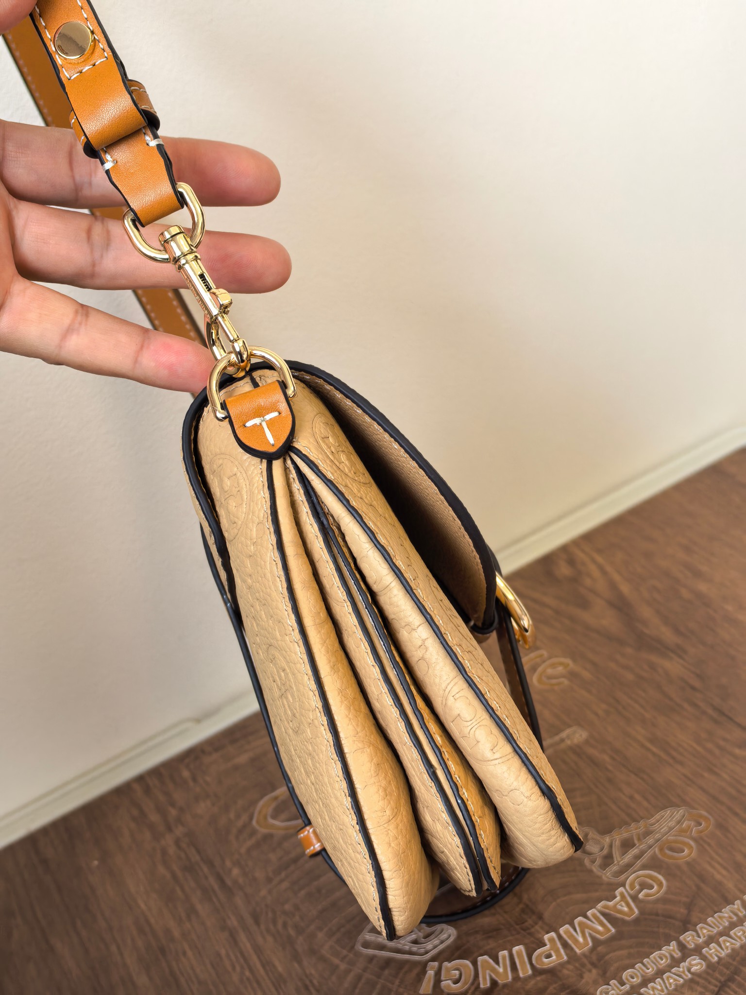 Tory Burch 编号1627TORY BURCH新款马鞍包+双色百搭，马年必入