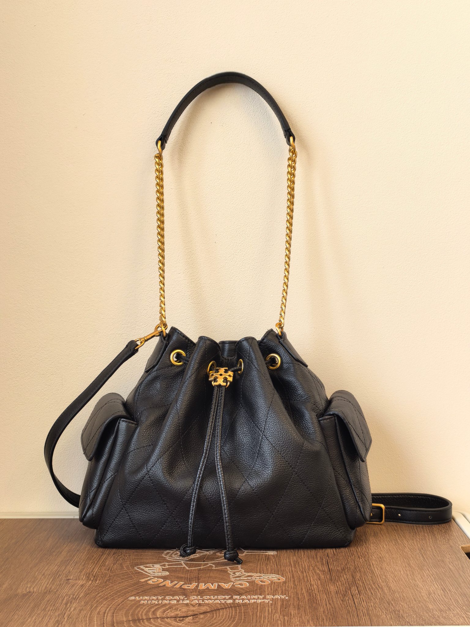 Tory Burch 编号1517小号黑金永不过时｜梦中情包被这只TB水桶包狠狠拿捏了 黑菱格+做旧金链条，自带贵气滤镜