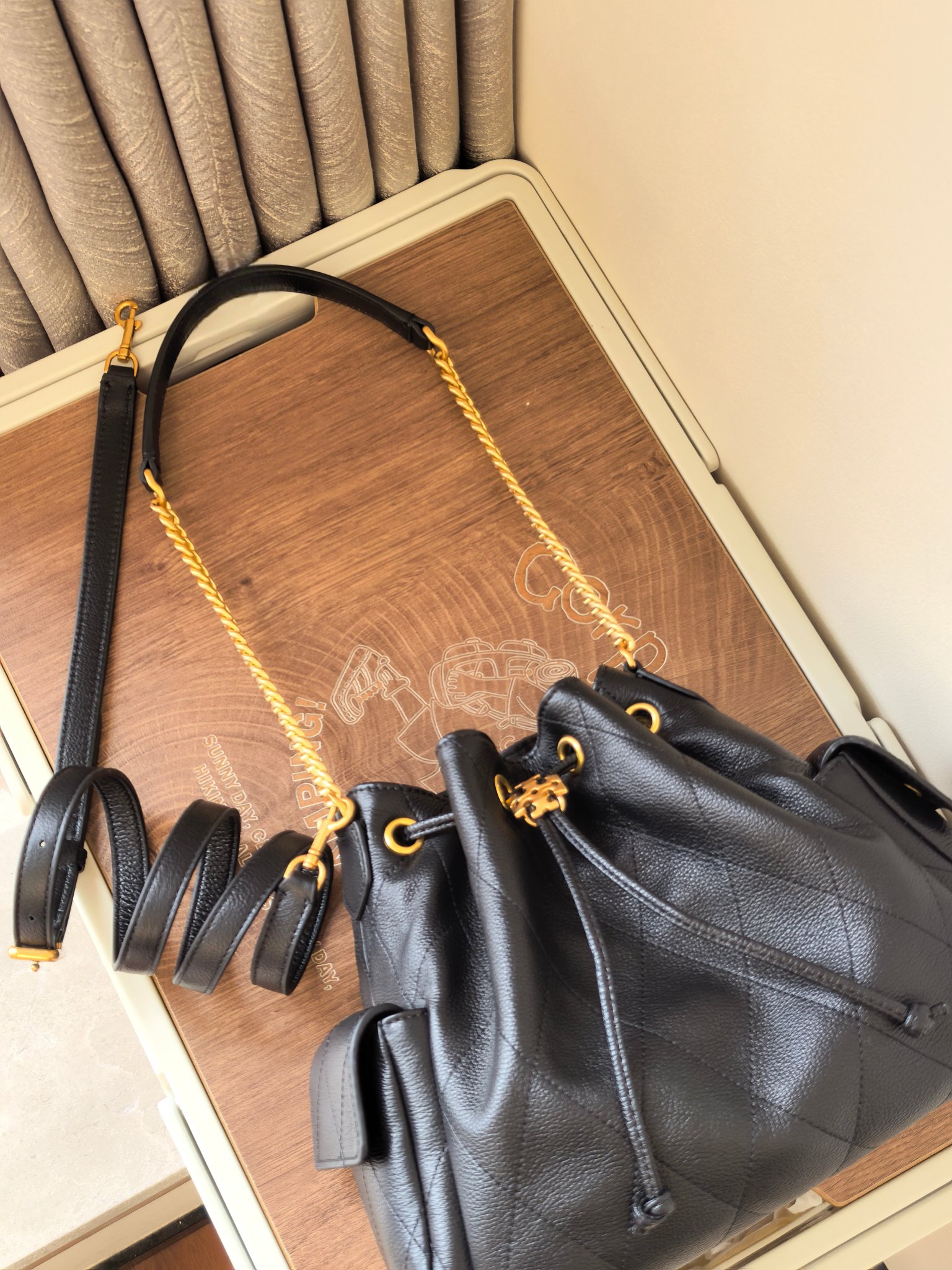 Tory Burch 编号1517小号黑金永不过时｜梦中情包被这只TB水桶包狠狠拿捏了 黑菱格+做旧金链条，自带贵气滤镜