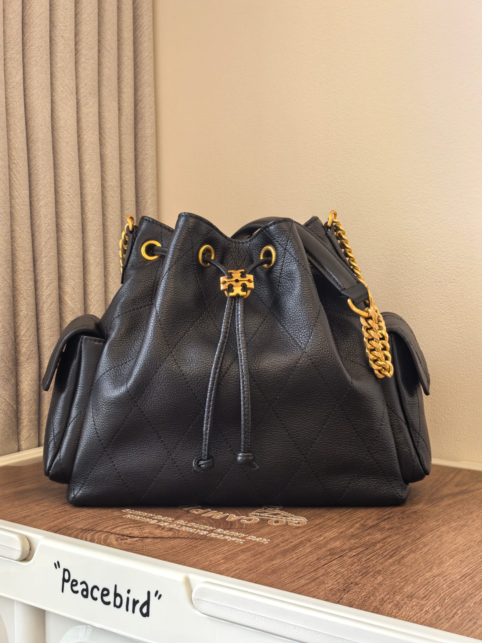 Tory Burch 编号1517小号黑金永不过时｜梦中情包被这只TB水桶包狠狠拿捏了 黑菱格+做旧金链条，自带贵气滤镜
