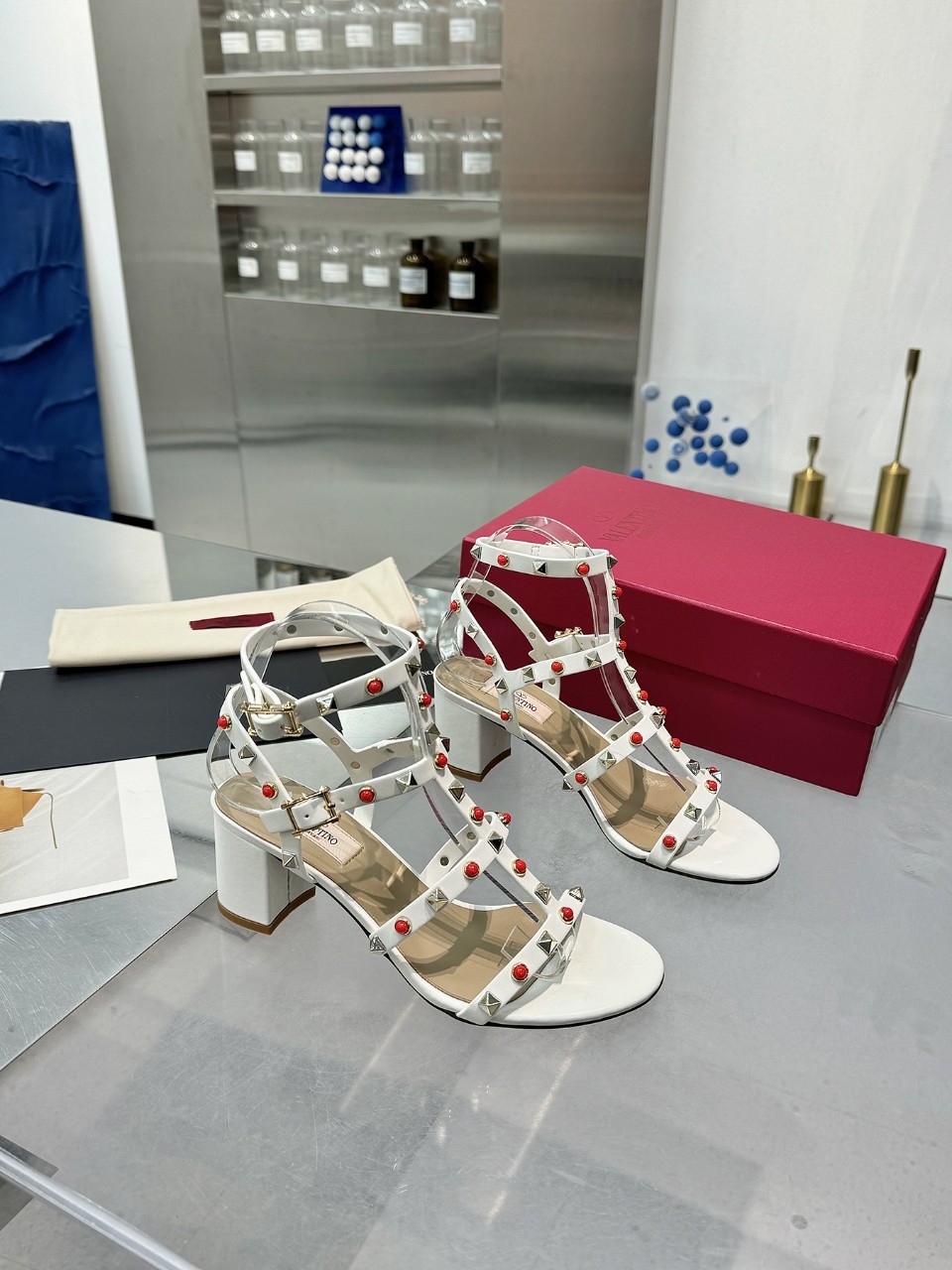 NO:559082,Valentino classic studded sandals, fashionable thick heel 6.5cm, Italian yellow cowhide outsole with clear texture consistent with the counter, mixed sheepskin upper, mixed sheepskin lining, code number 35-42#, sandals, valentino, valentino, sandals, cowhide, sheepskin19860909Valentino华伦天奴铆钉经典凉鞋  时尚粗跟6.5cm,意大利黄牛皮大底纹路清晰与专柜一致 鞋面混种羊皮 内里垫脚混种羊皮 码数35-42#,凉鞋,valentino,valentino,sandals,cowhide,sheepskin,Women's Shoes