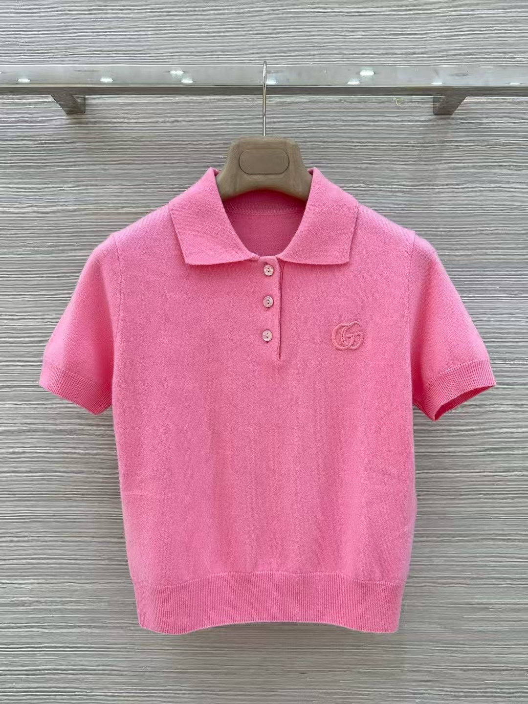NO:820874,Exclusive first release of original quality Gu long-term wear, new product for early spring vacation in 26, polo collar letter embroidered knitted short-sleeved top!  The minimalist design interprets the unrestrained free-spirited goddess. The customized imported wool material is light and comfortable. The classic version does not flatter the upper body, making you slim and tall!  The quality of workmanship depends on the details!  3 codes in one color available for grabs now!  ,Gucci-clothing,gucci,T-shirt,19860909独家首发原单品质 Gu长期主义穿搭,26早春渡假新品,polo领字母刺绣针织短袖上衣！极简设计演绎无拘无束的自由灵魂气质女神,定制进口羊毛材质轻盈舒适.经典版型不挑人上身显瘦又高挑！做工品质看细节！一色3码 现货开抢！,古驰-服装,gucci,T-shirt,,Women's clothing