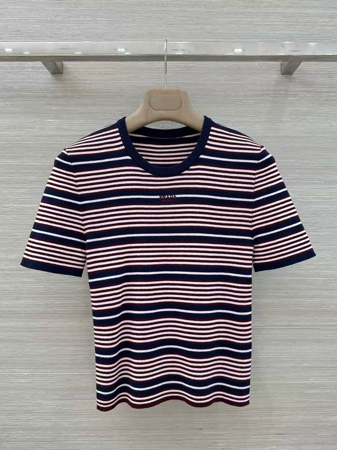 NO:820879,Exclusive first release of original quality Pra*a 26 spring and summer series striped knitted short-sleeved T-shirt, burgundy + black and white contrasting stripes, retro and fashionable!  High-quality knitted fabric, soft and breathable, super comfortable to wear in spring and summer. The round neck design is simple and elegant, the slim fit is super flattering, and the striped elements are classic and versatile, and are great to wear alone or inside. It can be easily controlled for daily commuting and leisure, and it can be easily matched with short skirts or high-waisted pants to get a vibrant retro style. One color SML, Prada-clothing, prada, prada, skirts, T-shirt, tees, t-shirt,19860909独家首发原单品质 Pra*a 26春夏系列条纹针织短袖T恤,酒红+黑白撞色条纹,复古又时髦！高品质针织面料,柔软透气,春夏穿超舒服.圆领设计简约大方,修身版型超显身材,条纹元素经典百搭,单穿或内搭都很出彩.日常通勤、休闲都能轻松驾驭,搭配短裙或高腰裤,轻松get活力复古风.一色SML,普拉达-服装,prada,prada,skirts,T-shirt,tees，t-shirt,,Women's clothing