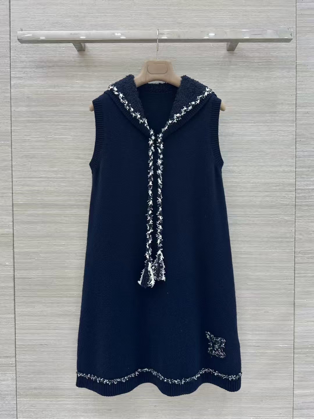 NO:860887,Exclusive first release, original quality Lou holiday style outfit, new spring and summer 26, nautical series lace-up knitted dress, classic navy style design, dark blue knitted fabric is soft and elastic, super comfortable to wear!  The collar has contrasting braiding + tassel laces, and the details are embroidered with the LV logo on the skirt, which is full of brand sense. The sleeveless vest + A-line version modifies the body shape and looks elegant. It is suitable for spring and summer vacations, taking photos at the beach, or daily outings. It is easy to create a dynamic and fashionable look!  Size S shoulder width 38, bust 44, length 84.SML,Louis Vuitton-clothing,louis vuitton,louis vuitton,skirts,19860909独家首发 原单品质 Lou度假风穿搭,26春夏新品,航海系列系带针织连衣裙,经典海军风设计,深蓝色针织面料柔软有弹性,穿着超舒适！领口撞色编织+流苏系带,细节满分裙摆LV刺绣标志,品牌感十足.无袖背心+A字版型,修饰身形又显优雅,春夏度假、海边拍照或日常出街都很适合,轻松打造活力时髦造型！S码肩宽38,胸围44,衣长84.SML,路易威登-服装,louis vuitton,louis vuitton,skirts,,Women's clothing