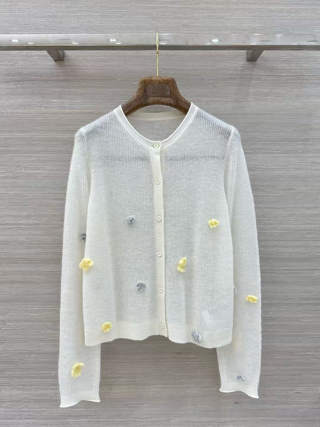 NO:860913,High-end original quality ER high-intellectual wear!  New product for spring and summer 26, three-dimensional hand-crocheted flower knitted cardigan, elegant round neck, high-end and versatile item!  The three-dimensional small flower hand-hook woven belt decoration is casual and elegant. It has a gentle and extremely elegant tone. The texture of imported cashmere, linen and silk yarn is super delicate and soft!  The temperament goddess must receive payment!  It’s a versatile item with both sweet and salty temperament, so make a big purchase!  Size S shoulder width 32, bust 43, length 48 pink/grey/purple/off-white SML, women's clothing,19860909高端原单品质ER高智感穿搭！26春夏新品,立体手钩花朵针织小开衫,气质圆领高级百搭单品！立体小花花手工勾织带装饰随性优雅.温柔极致优雅的调调.进口羊绒亚麻蚕丝纱线质感超级细腻柔软！气质女神必收款！可甜可盐气质百搭单品,大单子甩过来！S码肩宽32,胸围43,衣长48粉色/灰色/紫色/米白 SML,女装,,Women's clothing