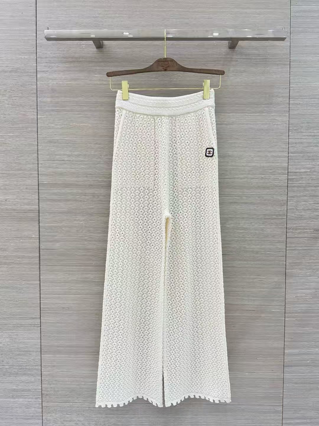 NO:860877,Original quality exclusive first release of Coco Girls Beach series new vacation products!  Straight-leg trousers with hook-knitted threads. The beautiful little fairy’s white and rich artifact!  Heavy industry custom-made special yarn is elegant, beautiful and fairy-like!  The high-end colors are luxurious and high-end. The classic version is versatile, fashionable and high-end!  The details are all in place and the workmanship is perfect. Size 36: elastic waist 62, hips 90, pants length 104. SML, Chanel-clothing, chanel,19860909原单品质独家首发 Coco女孩beach沙滩系列度假新品！缕空勾织直筒裤.绝美小仙女白富美神器！重工定制特种纱线优雅气质又美又仙！高级色调奢华又高级.经典版型百搭不挑人时髦又高级！细节全面到位完美做工品质.36码: 松紧腰围62,臀围90,裤长104.SML,香奈儿-服装,chanel,,Women's clothing