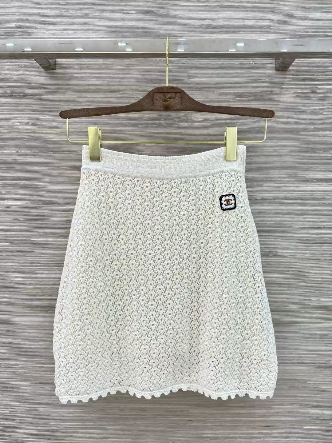 NO:862663,Original quality exclusive first release of Coco Girls Beach series new vacation products!  A crocheted mini-skirt. The beautiful little fairy is a white and rich artifact!  Heavy industry custom-made special yarn is elegant, beautiful and fairy-like!  The high-end colors are luxurious and high-end. The classic version is versatile, fashionable and high-end!  The details are all in place and the workmanship is perfect. Size 36: elastic waist 58, hip 88, skirt length 48. SML, Chanel-clothing, chanel, skirts,19860909原单品质独家首发 Coco女孩beach沙滩系列度假新品！缕空勾织小半裙.绝美小仙女白富美神器！重工定制特种纱线优雅气质又美又仙！高级色调奢华又高级.经典版型百搭不挑人时髦又高级！细节全面到位完美做工品质.36码: 松紧腰围58,臀围88,裙长48.SML,香奈儿-服装,chanel,skirts,,Women's clothing