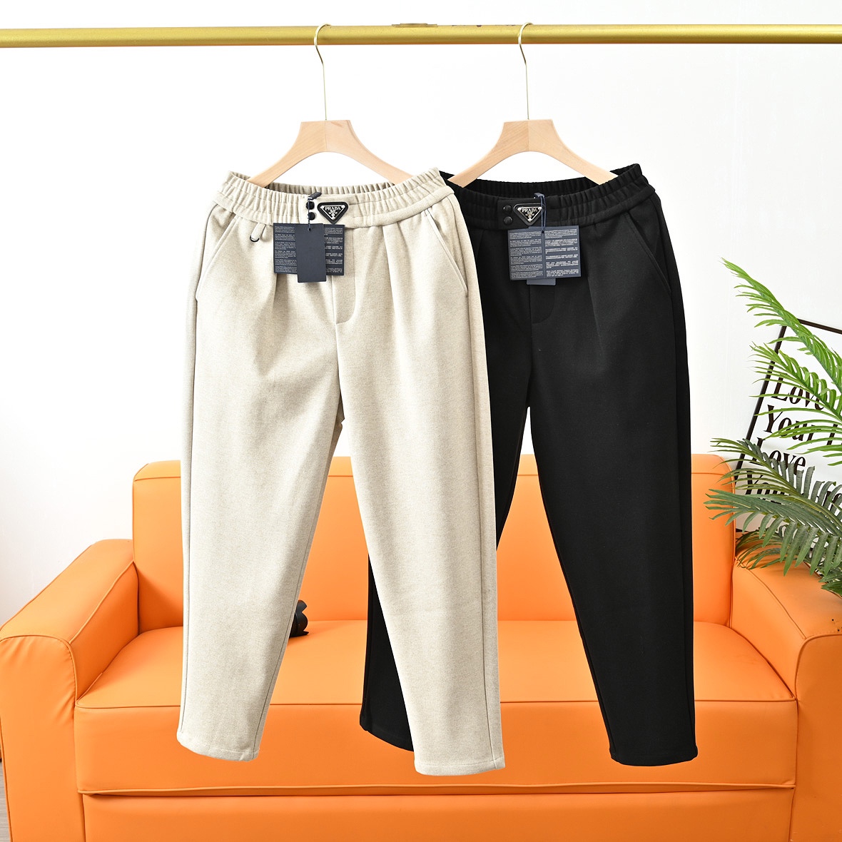 NO:115890,Model number: 239# Prada/PRADA Autumn new nylon elastic waist casual slim casual trousers!  It has been sought after and loved by many fashion people. It is basically a status that everyone knows. When it comes to the luxury fashion item ranking, no matter from which perspective, it has a place for the Pu family!  !  !  The casual pants we brought to our brothers this time are well versed in the Italian accent and the style concepts of the ordinary family!  The rich high street tone and the sense of quality will definitely make people unforgettable!  Men need to prepare a pair of decent casual pants at any time!  The maturity and elegance it brings to you is something that sports pants and jeans can never be done!  Whether it is a business occasion or a business trip, a pair of quality business casual pants give people the feeling that they are reliable, particular, and tasteful!  You should know that the workmanship and craftsmanship of casual pants are extremely complicated!  It is even more difficult to do well and wear it in effect!  Italy has always been famous for its outstanding men's clothing. With the design of the classic inverted triangle leather logo on the front waist, this casual pants can give you the feeling you want!  Beautiful, OK!  Lively and youthful, OK!  Bulgaria's craftsmanship has always been a G-end series with extravagant rows. You can imagine how good the quality is!  !  Color beige black Size Waist circumference hip circumference Foot trouser length M 70105.531 94.5 L73 109.5 32 95.5 XL76 113.533 97 2XL 79 117.534 98 3XL 82 12235 99 4XL 85 12636100 There is a 1-2CM error in pure manual measurement!  !  ,,prada,prada,prada,jeans,alexander wang19860909款号:239# 普拉达/PRADA 秋季新款尼龙松紧腰休闲修身休闲长裤！ 得到众多时尚人士对它的追捧与喜爱 基本上就是无人不知无人不晓的地位, 说到佘侈时装品排,不管从哪个角度来论, 都有普家的一席之地！！！ 而咱们这次给兄弟们带来的休闲裤, 更是深谙意大利的腔调与普家的风格理念！ 浓郁的高街调性与佘品质感,决对让人过目不忘！男人任何时候都需要备一条体面的休闲裤！ 它带给你的成熟优雅与商务沉稳感, 是运动裤、牛仔裤永远都不可能做到的！ 不管是商务场合、还是会议出差, 一条有品质的商务休闲裤,给人的感觉, 就是靠谱,就是讲究,就是有品位！ 要知道休闲裤的做工以及工艺都是极其复杂的！ 要做得好、穿出效果,就更是难上加难了！ 意大利又向来以男装出众而闻名于世, 前腰普家经典倒立三角皮标logo的设计加持下 这款休闲裤,你想要的感觉,它都能给你！ 风度翩翩,OK！活泼青春,OK！ 保加利亚的带工,向来都是佘侈大排的G端系列,可想而知,品质得有多赞！！ 颜色米白 黑色 尺码 腰围 臀围 脚口 裤长 M 70105.531 94.5 L73 109.5 32 95.5 XL76 113.533 97 2XL 79 117.534 98 3XL 82 12235 99 4XL 85 12636100 纯手工测量存在1-2CM误差！！,,prada,prada,prada,jeans,alexander wang,Men's clothing