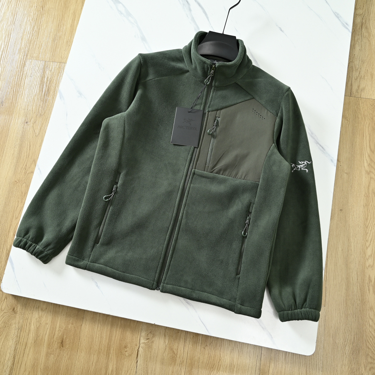 💰150
ARC'TERYX/始祖鸟25ss秋冬新款刺绣立领抓绒户外休闲外套!顶级版本!
外穿功能型保暖运动跑步抓绒外套!双面抓绒,上身贼舒服,中等厚度男士内搭打底良品!好货不多,速度备起来啦!
清远代工,纯正出口的订单,同款国内门店有售运动健身无拘束感,内搭外穿神器,运动时直接外穿也OK!
纯色经典款,适合任意年龄段,任意场合,立领风格,袖臂鸟家重工田岛刺绣logo,采用拉链闭合,稳重又尽显庄重,运动又不失休闲,真的超级经典的款式,秋冬季室外运动、打篮球、跑步、羽毛球,上身一件足以!
超级好的一款运动保暖型外套,不用犹豫,速度备上!
颜色:绿色 灰色 黑色
尺码 衣长 胸围 袖长 建议体重
L 67 108 60 130以下
XL 69 112 61.5 130-145
2XL 71 116 63 145-160
3XL 73 120 64.5 160-180
4XL 75 125 66 180-200
纯手工测量存在1-2CM误差!!