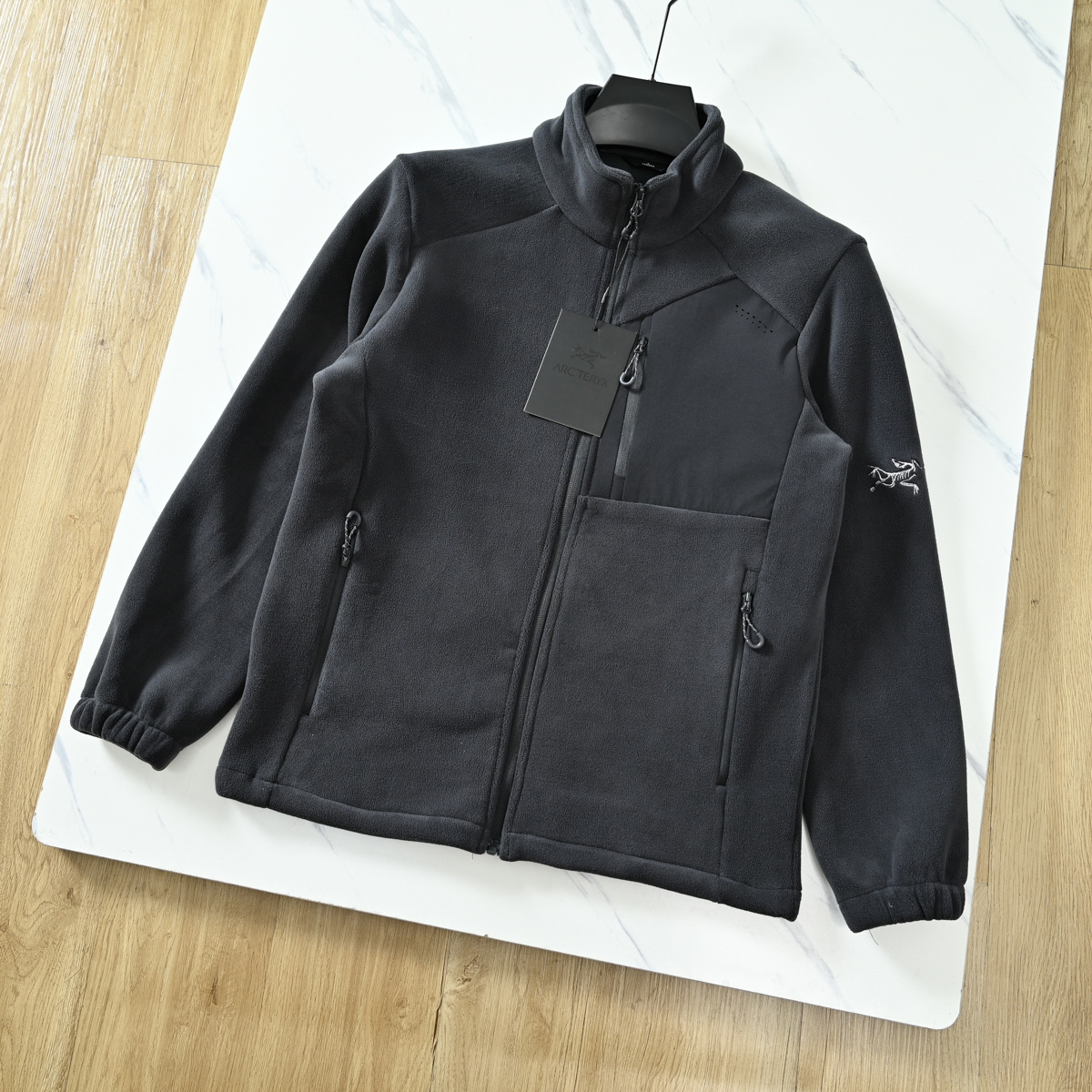 💰150
ARC'TERYX/始祖鸟25ss秋冬新款刺绣立领抓绒户外休闲外套!顶级版本!
外穿功能型保暖运动跑步抓绒外套!双面抓绒,上身贼舒服,中等厚度男士内搭打底良品!好货不多,速度备起来啦!
清远代工,纯正出口的订单,同款国内门店有售运动健身无拘束感,内搭外穿神器,运动时直接外穿也OK!
纯色经典款,适合任意年龄段,任意场合,立领风格,袖臂鸟家重工田岛刺绣logo,采用拉链闭合,稳重又尽显庄重,运动又不失休闲,真的超级经典的款式,秋冬季室外运动、打篮球、跑步、羽毛球,上身一件足以!
超级好的一款运动保暖型外套,不用犹豫,速度备上!
颜色:绿色 灰色 黑色
尺码 衣长 胸围 袖长 建议体重
L 67 108 60 130以下
XL 69 112 61.5 130-145
2XL 71 116 63 145-160
3XL 73 120 64.5 160-180
4XL 75 125 66 180-200
纯手工测量存在1-2CM误差!!