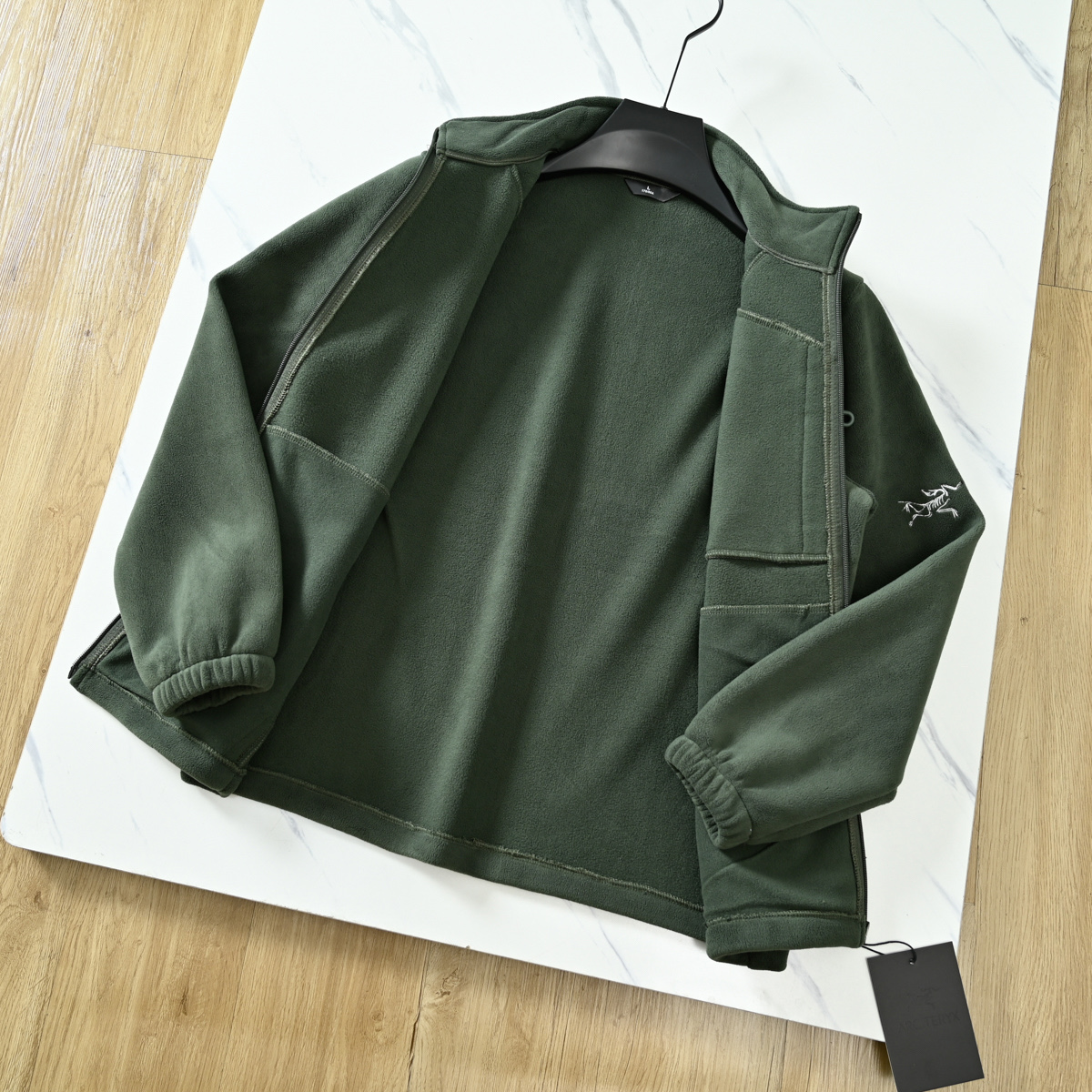 💰150
ARC'TERYX/始祖鸟25ss秋冬新款刺绣立领抓绒户外休闲外套!顶级版本!
外穿功能型保暖运动跑步抓绒外套!双面抓绒,上身贼舒服,中等厚度男士内搭打底良品!好货不多,速度备起来啦!
清远代工,纯正出口的订单,同款国内门店有售运动健身无拘束感,内搭外穿神器,运动时直接外穿也OK!
纯色经典款,适合任意年龄段,任意场合,立领风格,袖臂鸟家重工田岛刺绣logo,采用拉链闭合,稳重又尽显庄重,运动又不失休闲,真的超级经典的款式,秋冬季室外运动、打篮球、跑步、羽毛球,上身一件足以!
超级好的一款运动保暖型外套,不用犹豫,速度备上!
颜色:绿色 灰色 黑色
尺码 衣长 胸围 袖长 建议体重
L 67 108 60 130以下
XL 69 112 61.5 130-145
2XL 71 116 63 145-160
3XL 73 120 64.5 160-180
4XL 75 125 66 180-200
纯手工测量存在1-2CM误差!!