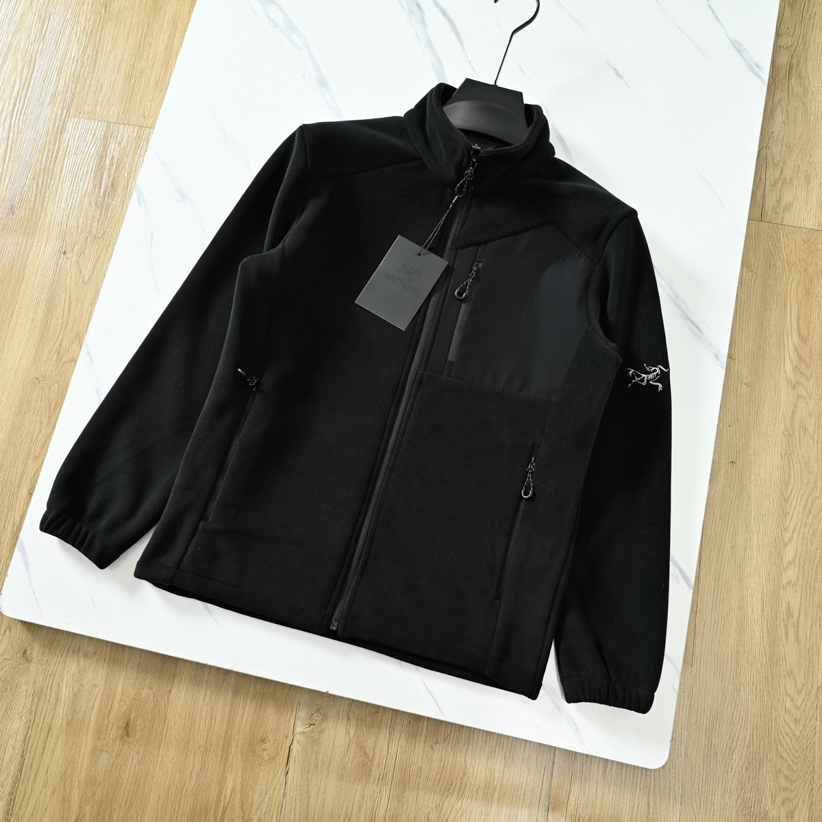 💰150
ARC'TERYX/始祖鸟25ss秋冬新款刺绣立领抓绒户外休闲外套!顶级版本!
外穿功能型保暖运动跑步抓绒外套!双面抓绒,上身贼舒服,中等厚度男士内搭打底良品!好货不多,速度备起来啦!
清远代工,纯正出口的订单,同款国内门店有售运动健身无拘束感,内搭外穿神器,运动时直接外穿也OK!
纯色经典款,适合任意年龄段,任意场合,立领风格,袖臂鸟家重工田岛刺绣logo,采用拉链闭合,稳重又尽显庄重,运动又不失休闲,真的超级经典的款式,秋冬季室外运动、打篮球、跑步、羽毛球,上身一件足以!
超级好的一款运动保暖型外套,不用犹豫,速度备上!
颜色:绿色 灰色 黑色
尺码 衣长 胸围 袖长 建议体重
L 67 108 60 130以下
XL 69 112 61.5 130-145
2XL 71 116 63 145-160
3XL 73 120 64.5 160-180
4XL 75 125 66 180-200
纯手工测量存在1-2CM误差!!