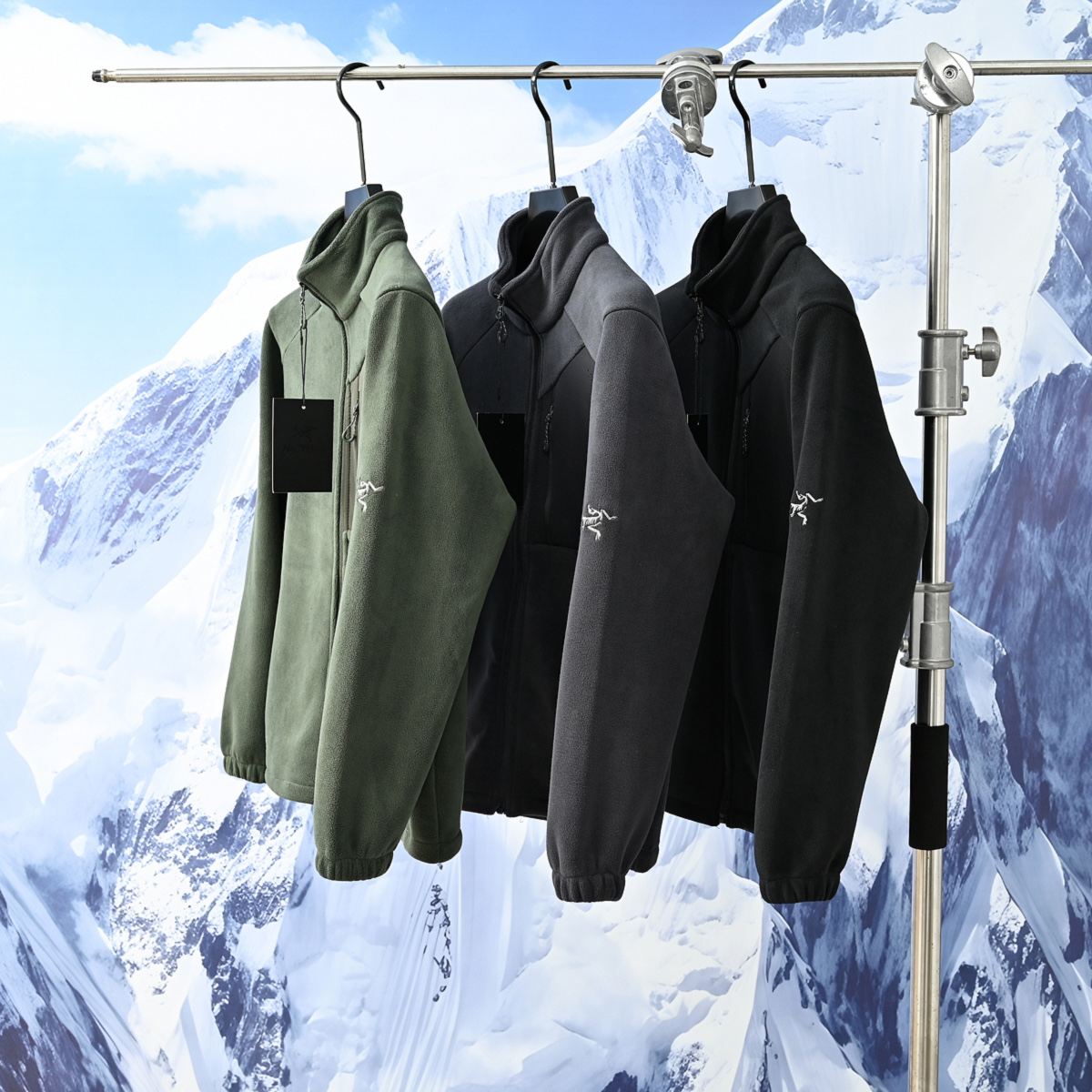 💰150
ARC'TERYX/始祖鸟25ss秋冬新款刺绣立领抓绒户外休闲外套!顶级版本!
外穿功能型保暖运动跑步抓绒外套!双面抓绒,上身贼舒服,中等厚度男士内搭打底良品!好货不多,速度备起来啦!
清远代工,纯正出口的订单,同款国内门店有售运动健身无拘束感,内搭外穿神器,运动时直接外穿也OK!
纯色经典款,适合任意年龄段,任意场合,立领风格,袖臂鸟家重工田岛刺绣logo,采用拉链闭合,稳重又尽显庄重,运动又不失休闲,真的超级经典的款式,秋冬季室外运动、打篮球、跑步、羽毛球,上身一件足以!
超级好的一款运动保暖型外套,不用犹豫,速度备上!
颜色:绿色 灰色 黑色
尺码 衣长 胸围 袖长 建议体重
L 67 108 60 130以下
XL 69 112 61.5 130-145
2XL 71 116 63 145-160
3XL 73 120 64.5 160-180
4XL 75 125 66 180-200
纯手工测量存在1-2CM误差!!