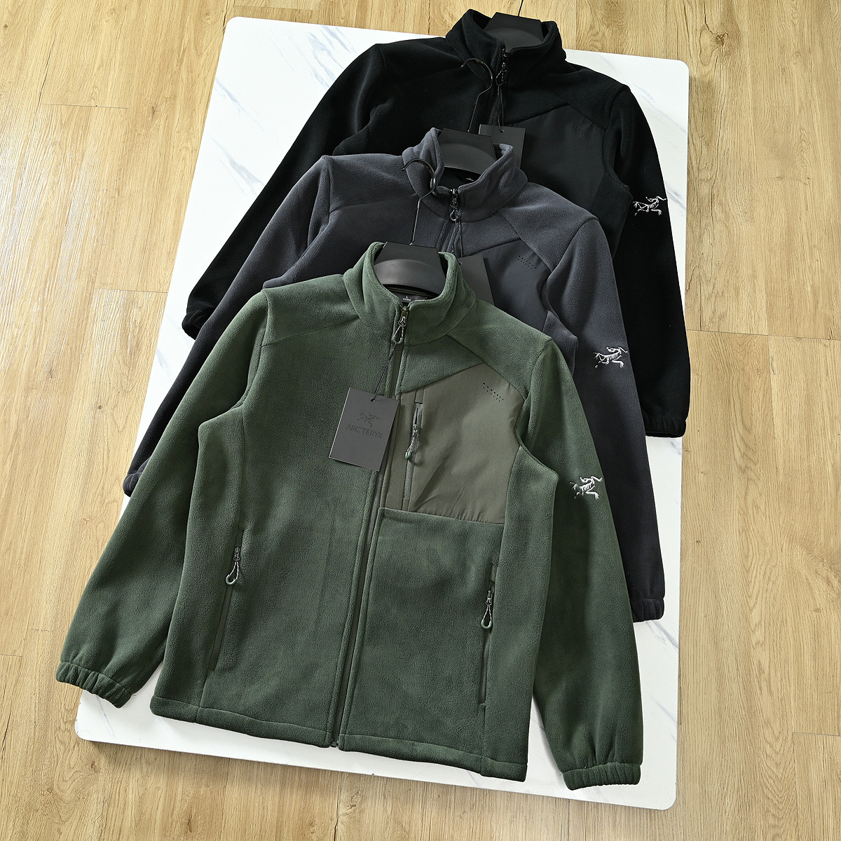 💰150
ARC'TERYX/始祖鸟25ss秋冬新款刺绣立领抓绒户外休闲外套!顶级版本!
外穿功能型保暖运动跑步抓绒外套!双面抓绒,上身贼舒服,中等厚度男士内搭打底良品!好货不多,速度备起来啦!
清远代工,纯正出口的订单,同款国内门店有售运动健身无拘束感,内搭外穿神器,运动时直接外穿也OK!
纯色经典款,适合任意年龄段,任意场合,立领风格,袖臂鸟家重工田岛刺绣logo,采用拉链闭合,稳重又尽显庄重,运动又不失休闲,真的超级经典的款式,秋冬季室外运动、打篮球、跑步、羽毛球,上身一件足以!
超级好的一款运动保暖型外套,不用犹豫,速度备上!
颜色:绿色 灰色 黑色
尺码 衣长 胸围 袖长 建议体重
L 67 108 60 130以下
XL 69 112 61.5 130-145
2XL 71 116 63 145-160
3XL 73 120 64.5 160-180
4XL 75 125 66 180-200
纯手工测量存在1-2CM误差!!